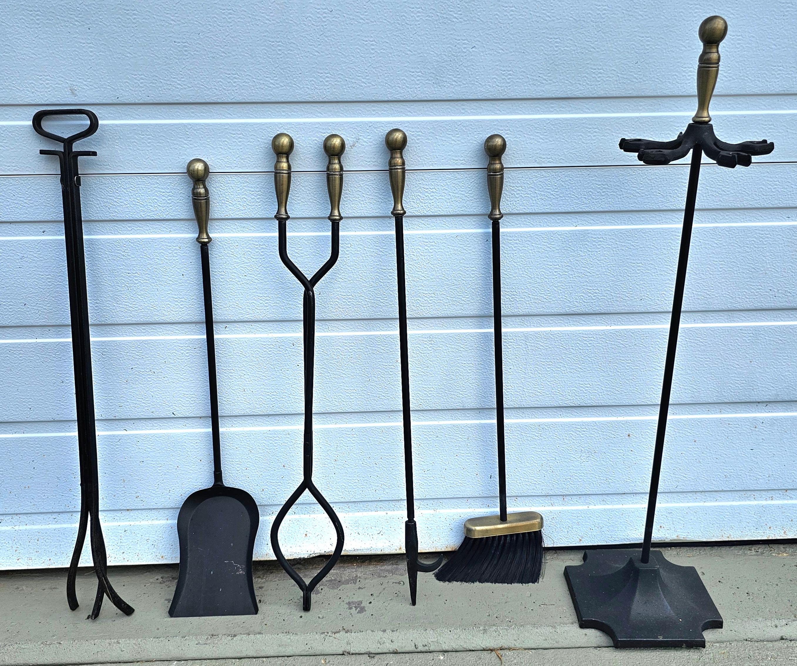 Ensemble d'outils de cheminée néoclassique du 20e siècle en fer ébonisé et en laiton avec support Bon état - En vente à Germantown, MD