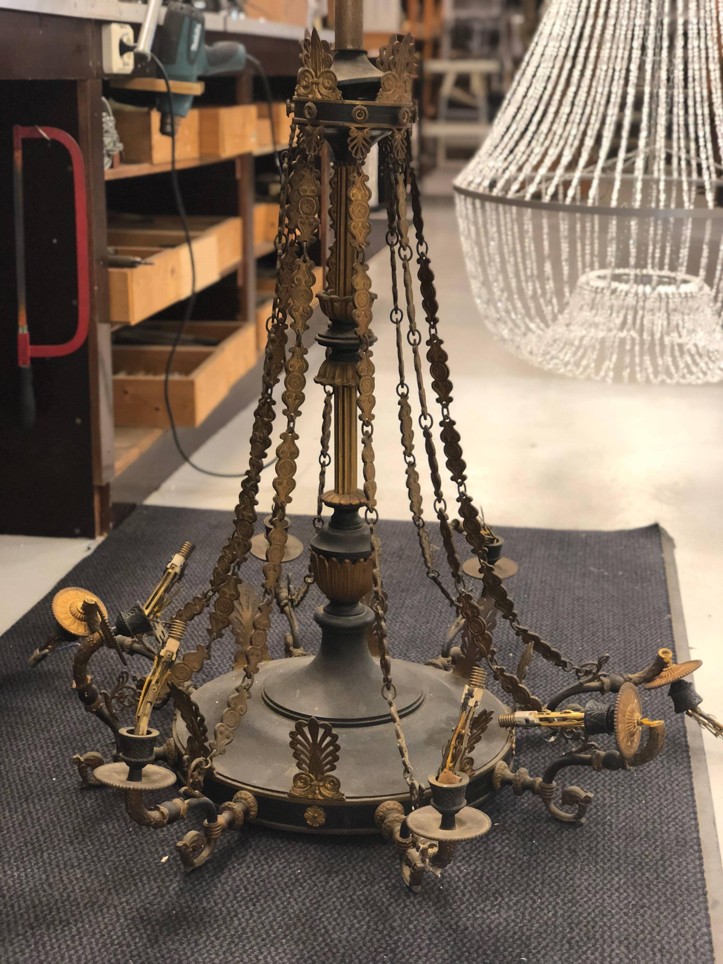 20th Century Neoclassical Empire French Gild and Patinated Chandelier For Sale 5