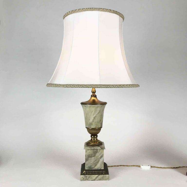 Elegant Neoclassical style table lamp realized in late 20th century, a French tole center urn vase, on stepped square base decorated with bronze details and an extraordinary faux marble grey hand-paint finish.
Pagoda white cotton lampshade is not