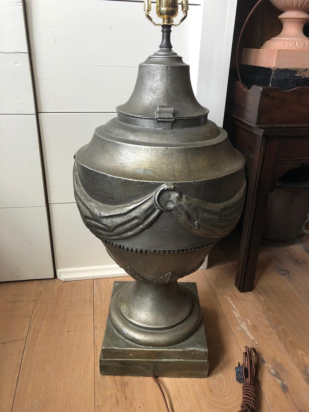 20th Century Neoclassical Italian Patinated Tole Urn as Lamp For Sale 7
