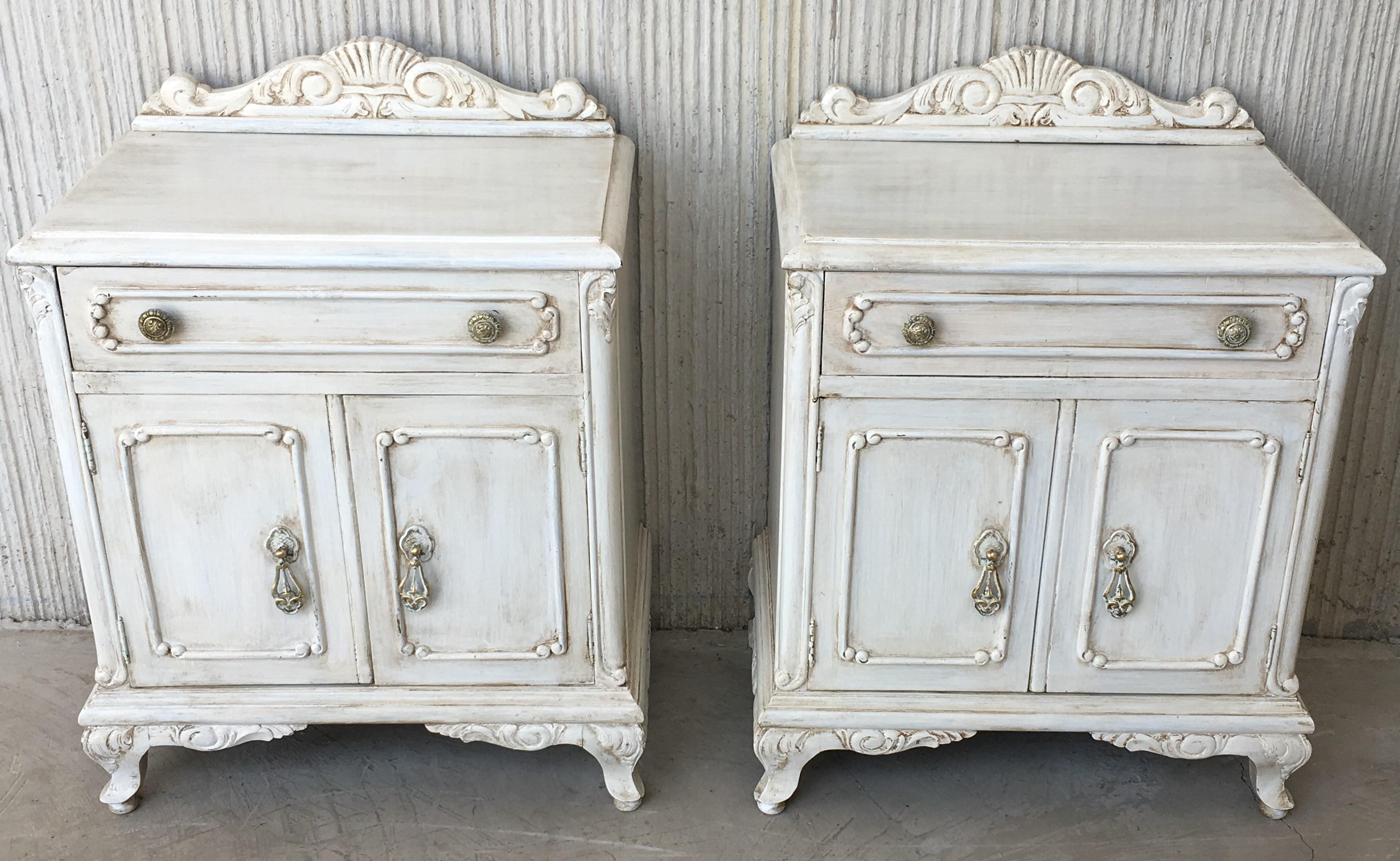 Neoclassical Revival 20th Century Neoclassical Pair of Nightstands with Crests in White Patina