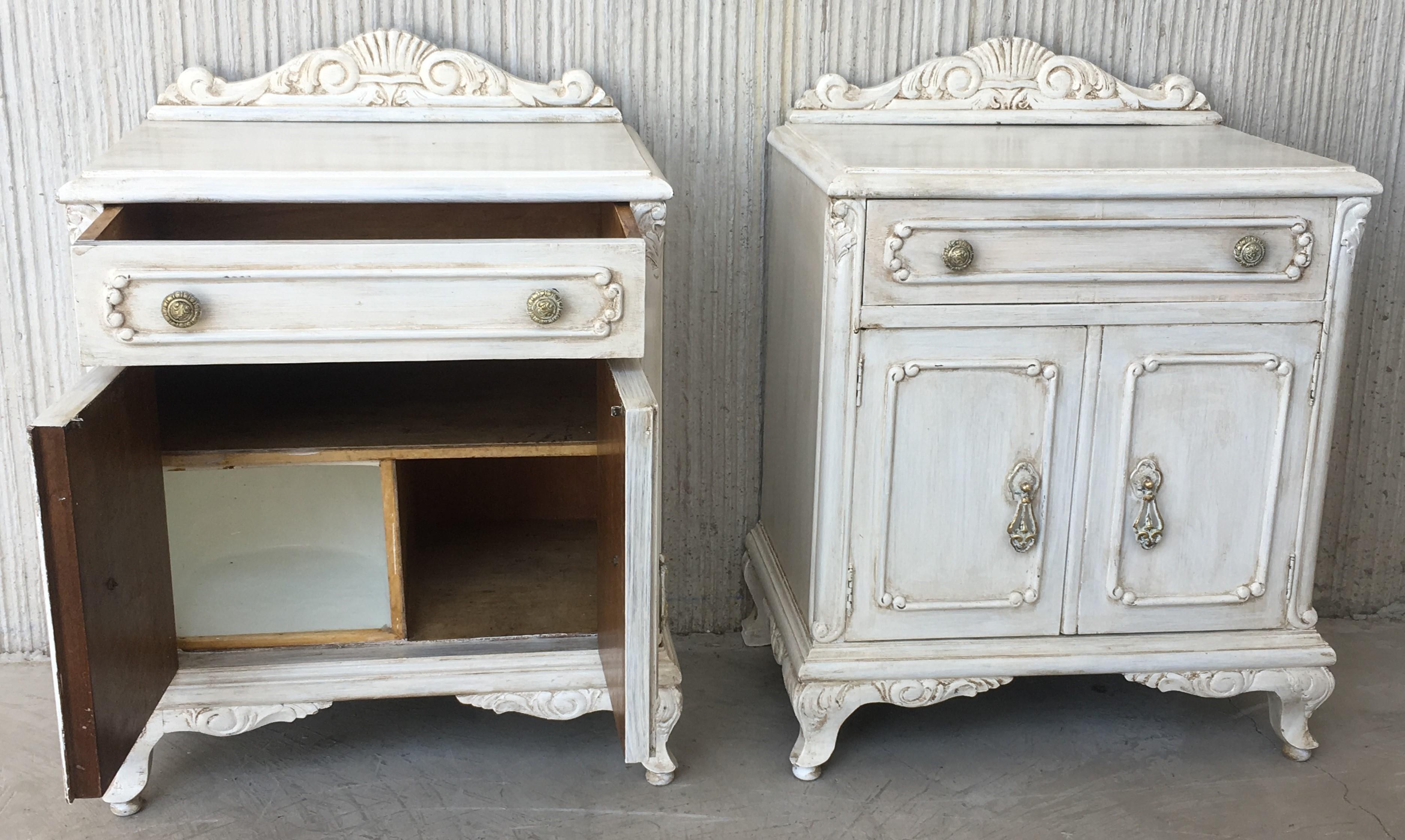 Italian 20th Century Neoclassical Pair of Nightstands with Crests in White Patina