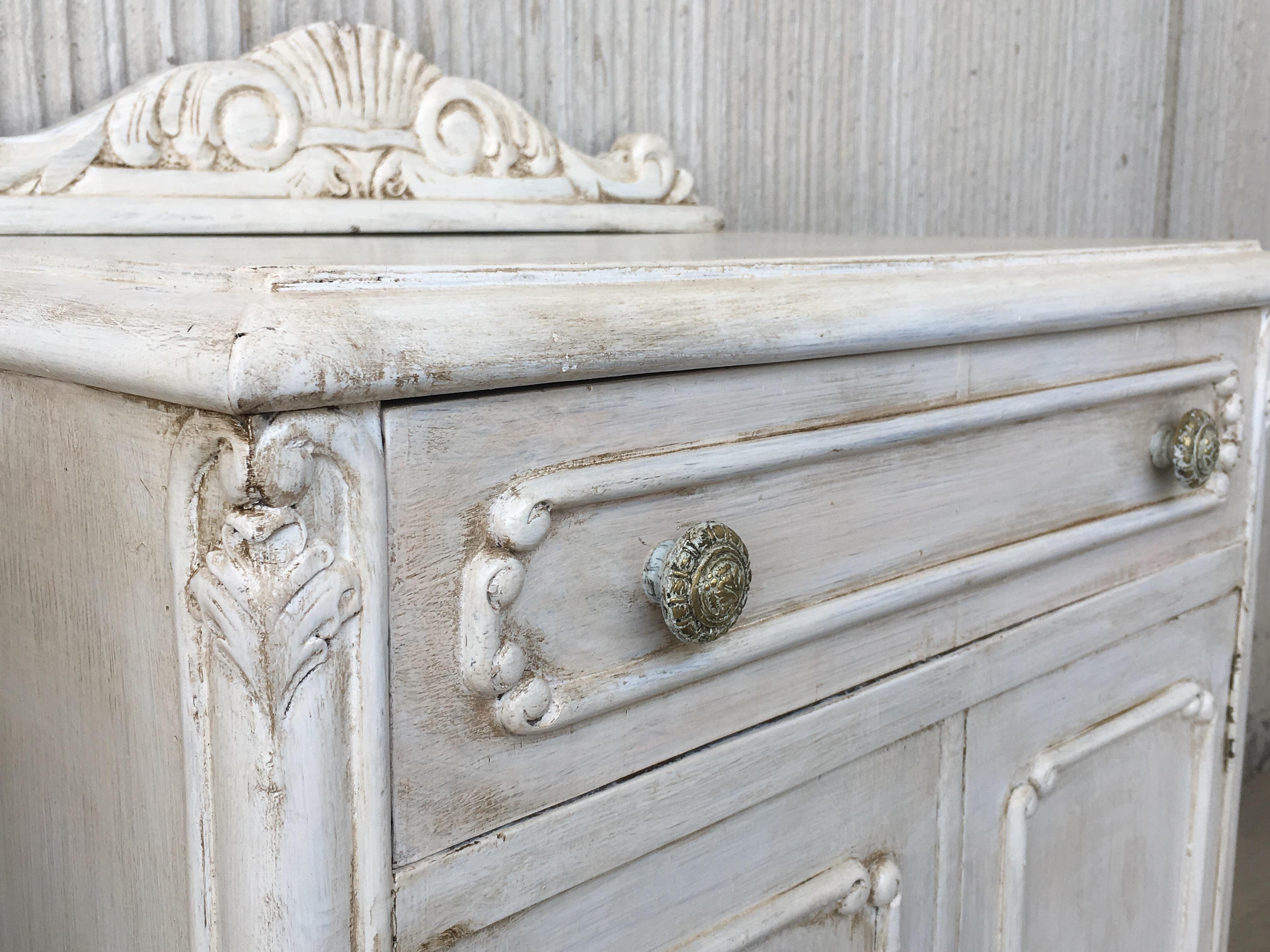 Carved 20th Century Neoclassical Pair of Nightstands with Crests in White Patina