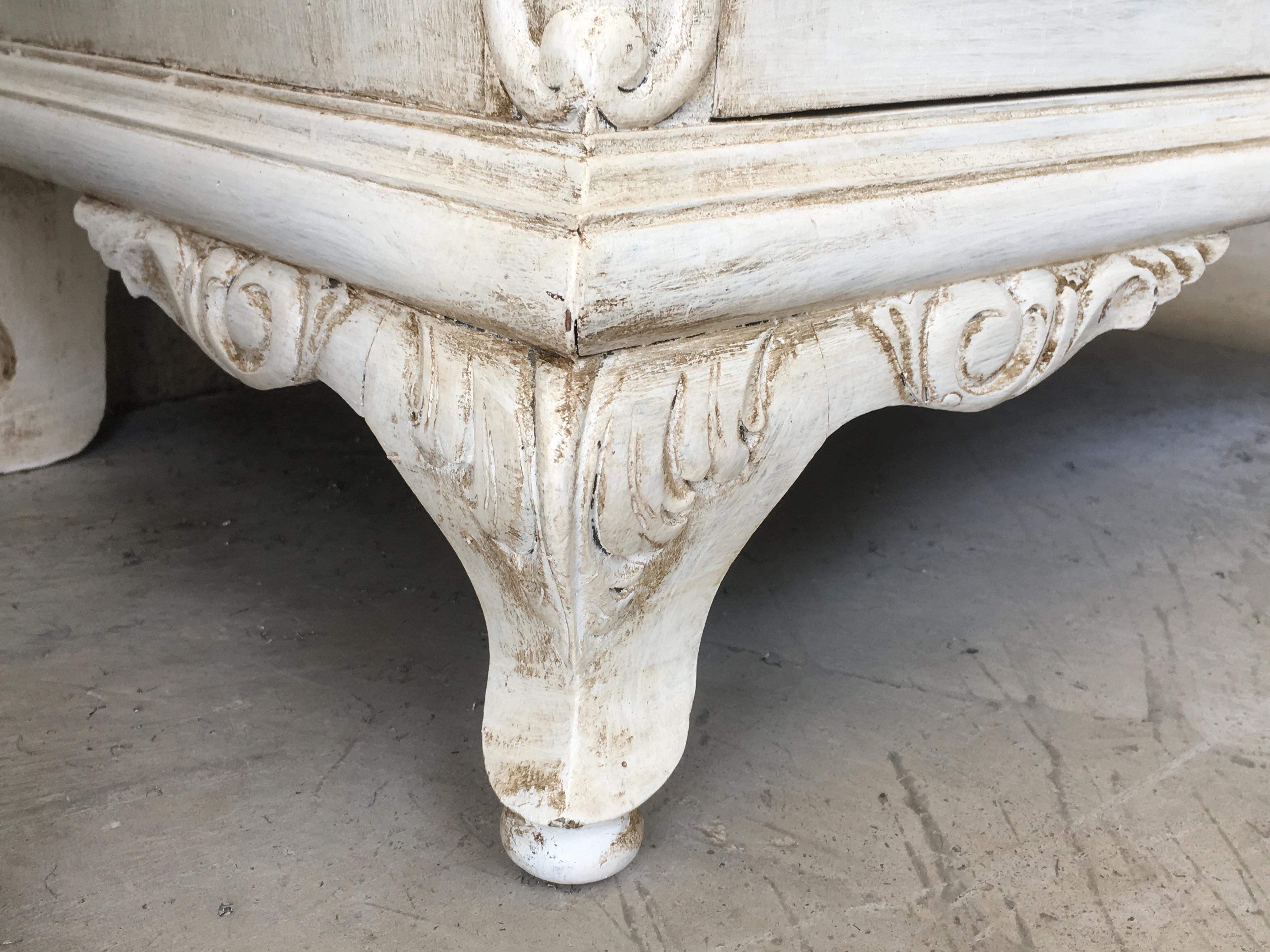20th Century Neoclassical Pair of Nightstands with Crests in White Patina 2
