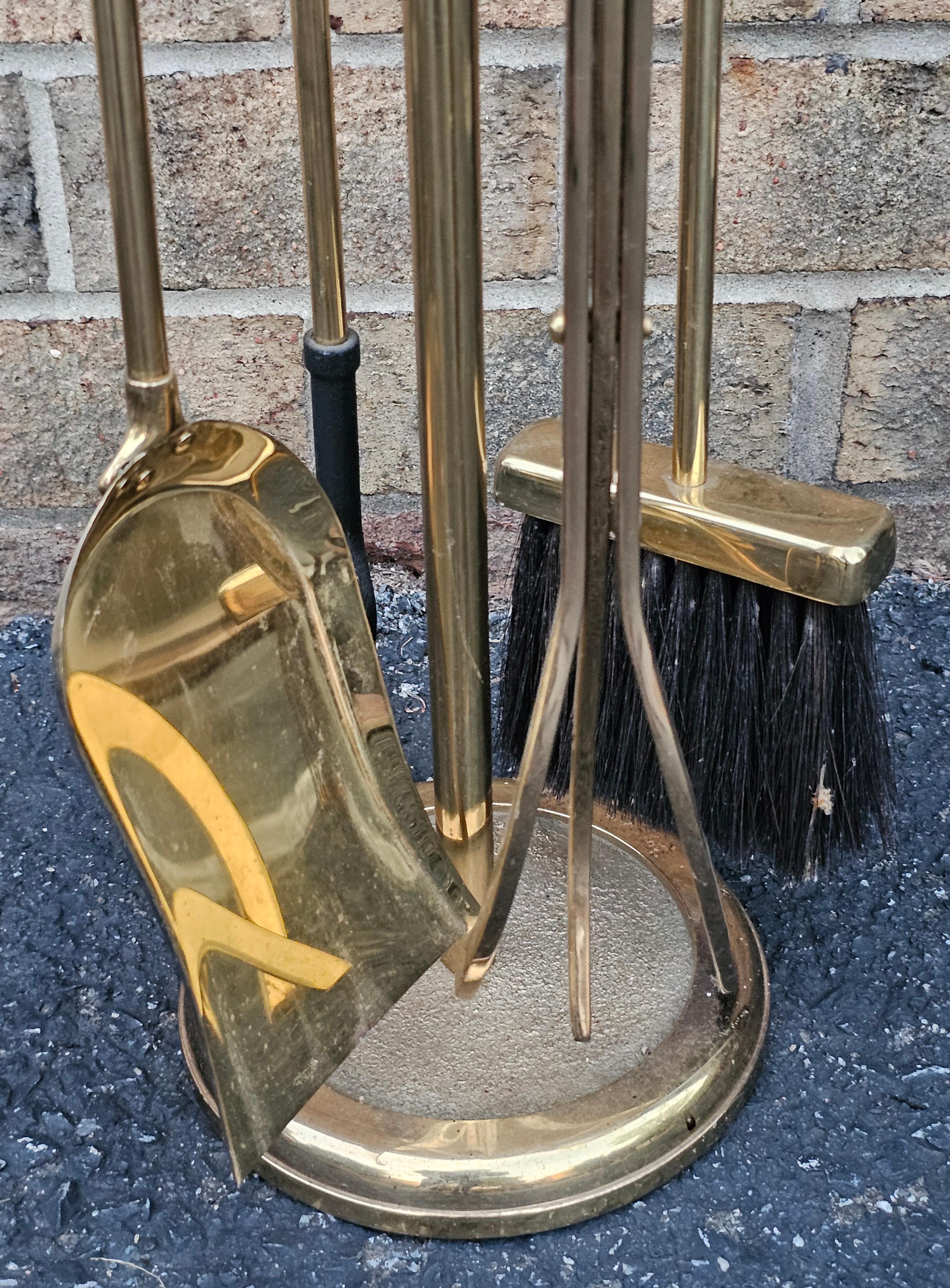 Neoklassisches Kaminbesteck aus massivem Messing des 20. Jahrhunderts auf Ständer (Edwardian) im Angebot