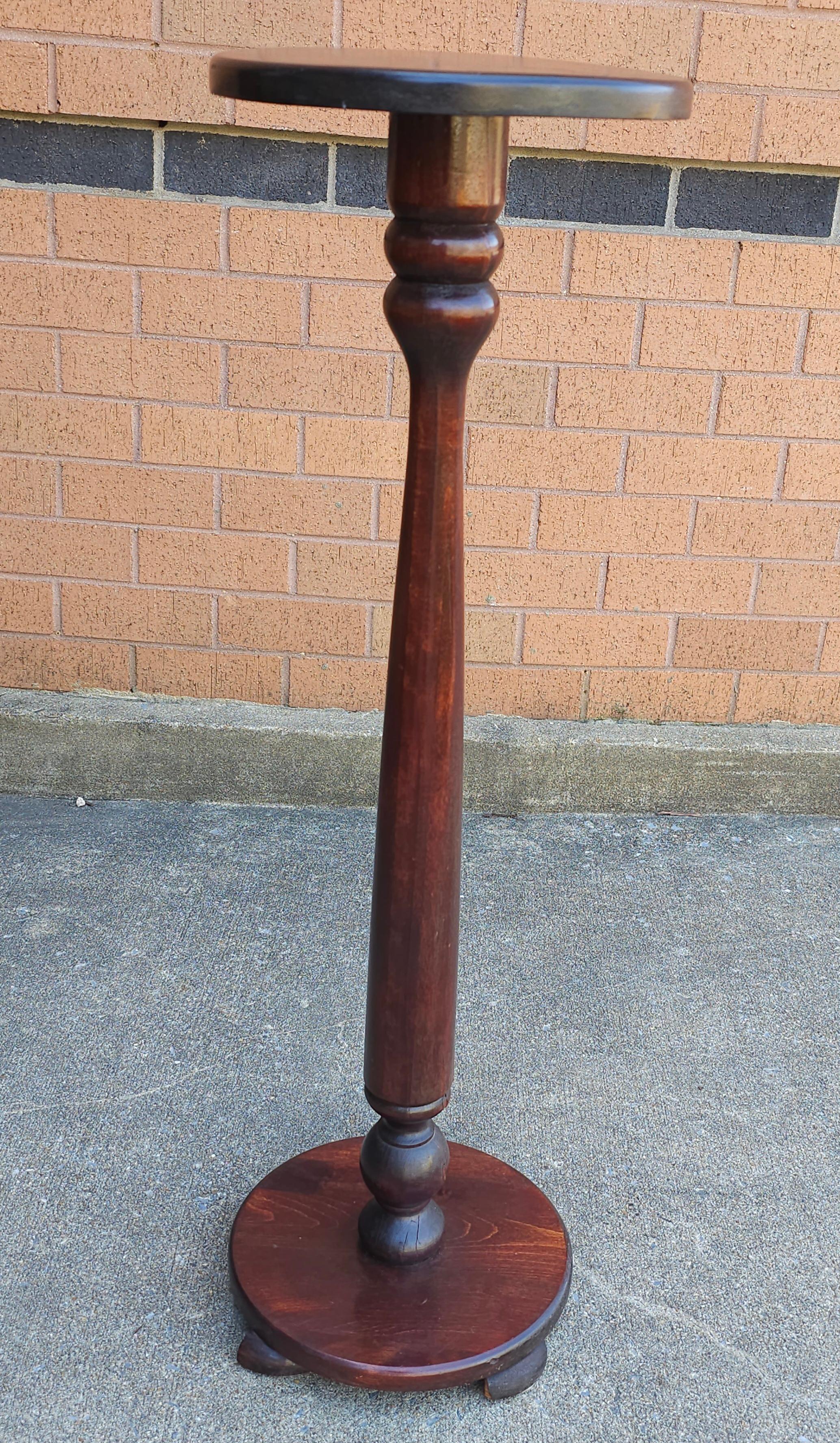 20th Century Neoclassical Stained Cherry Pedestal Plant stand In Good Condition For Sale In Germantown, MD