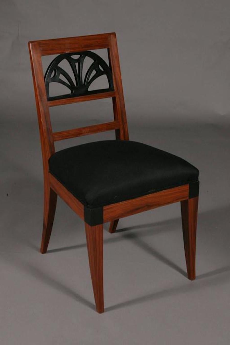 Sedia molto elegante in stile classicista.
legno massiccio di faggio. Tappezzeria classica. Schienale decorato in nero.

(C.C. 6)