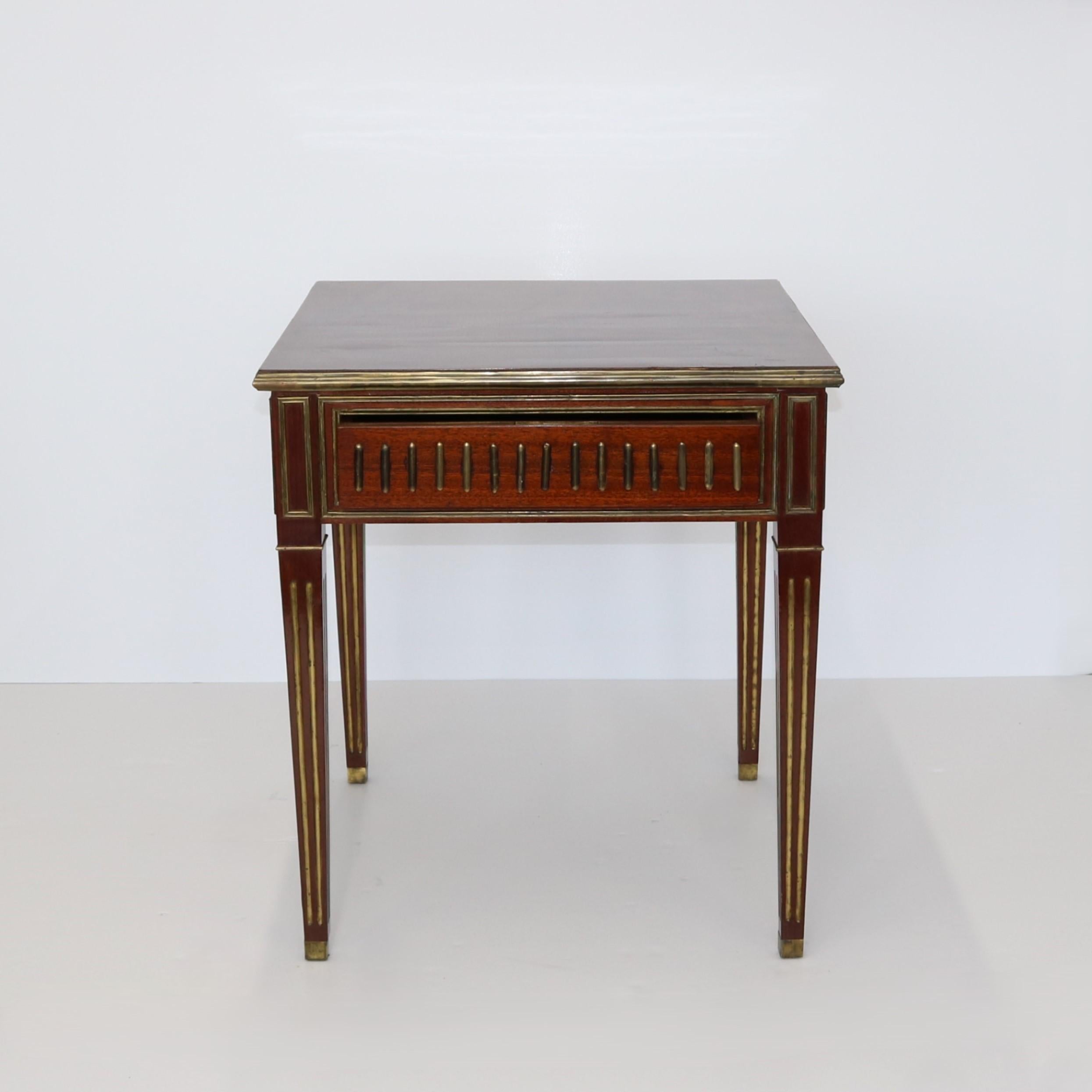 Baltique Table en laiton acajou de style néoclassique du 20e siècle en vente