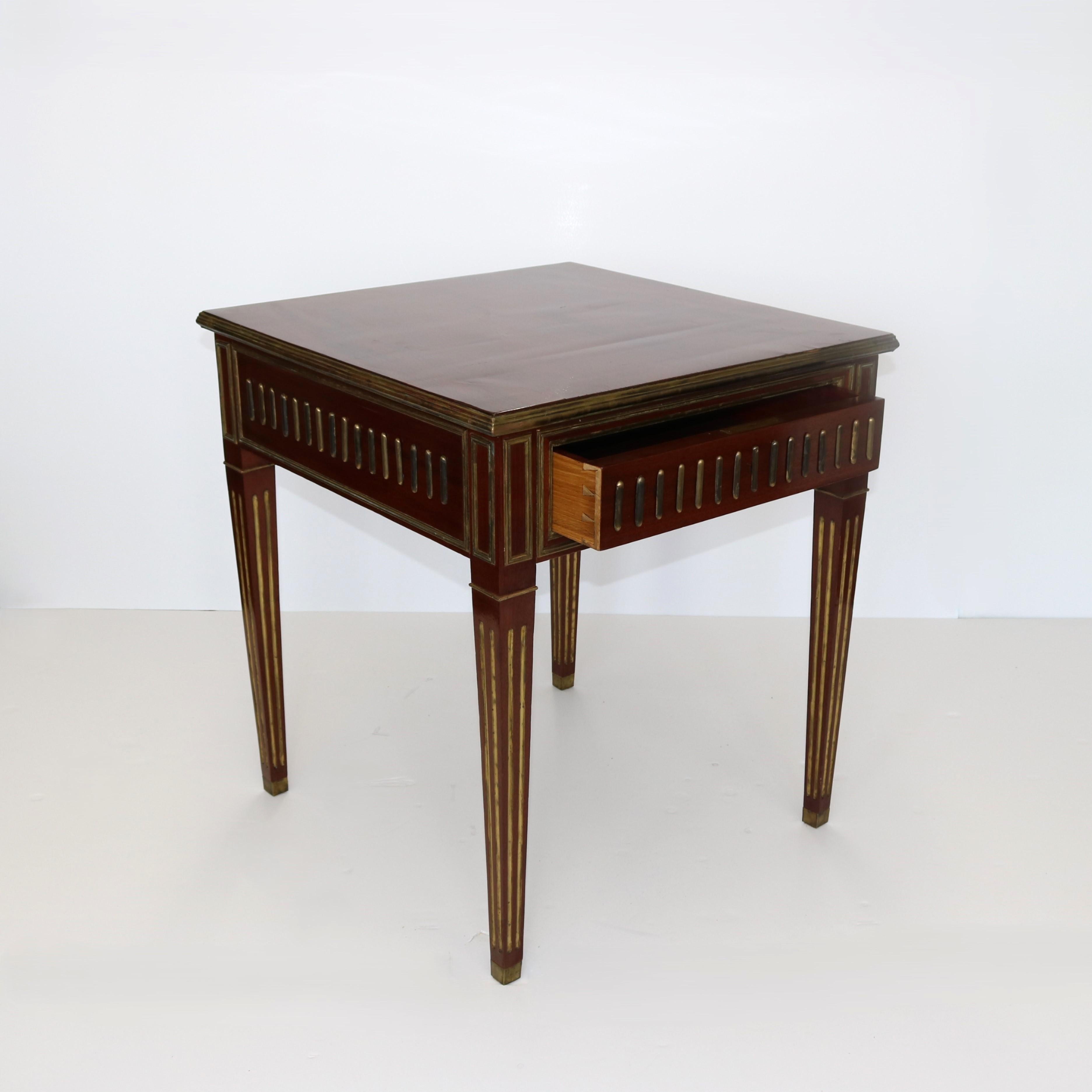 Table en laiton acajou de style néoclassique du 20e siècle Bon état - En vente à New York, NY