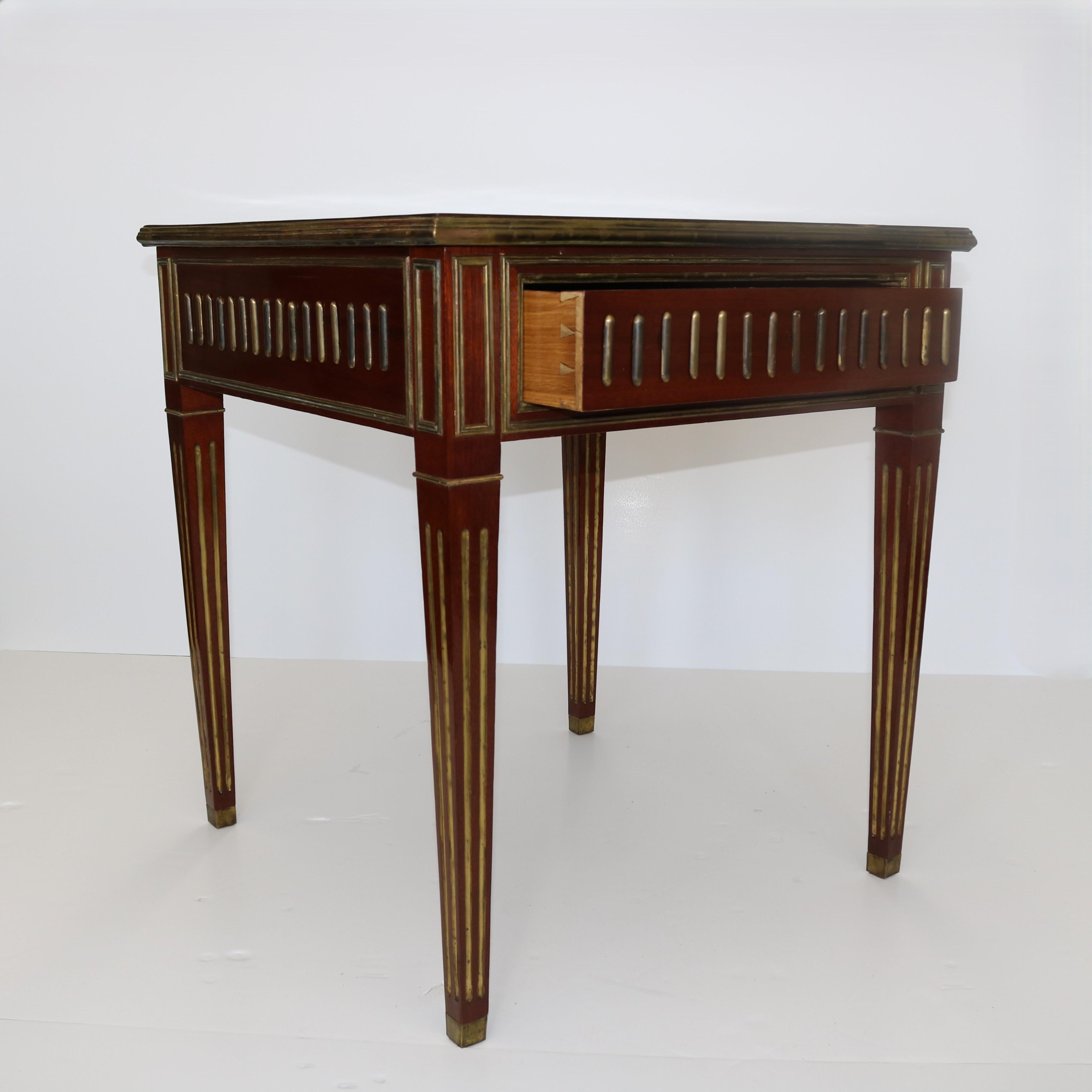 20ième siècle Table en laiton acajou de style néoclassique du 20e siècle en vente