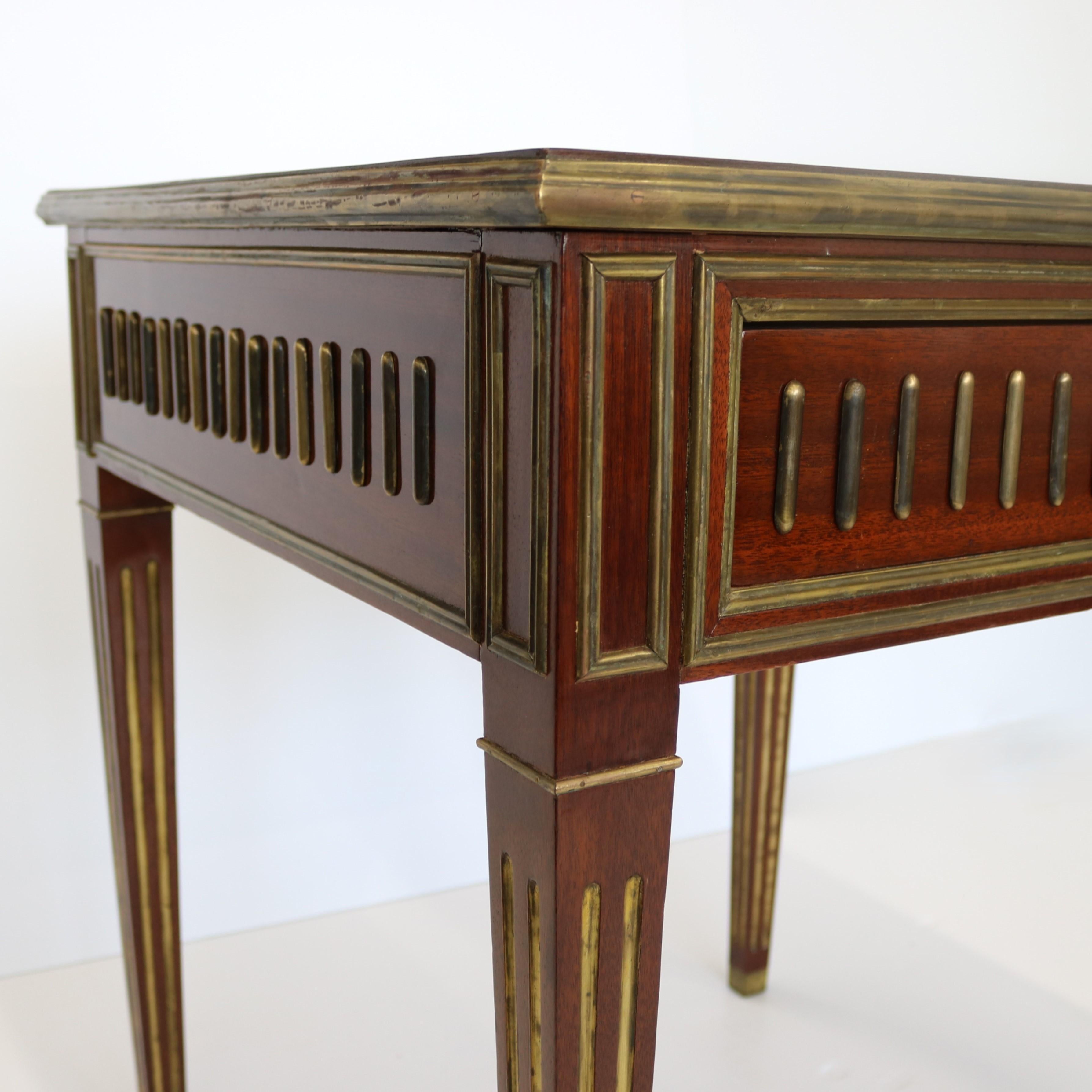 Table en laiton acajou de style néoclassique du 20e siècle en vente 2