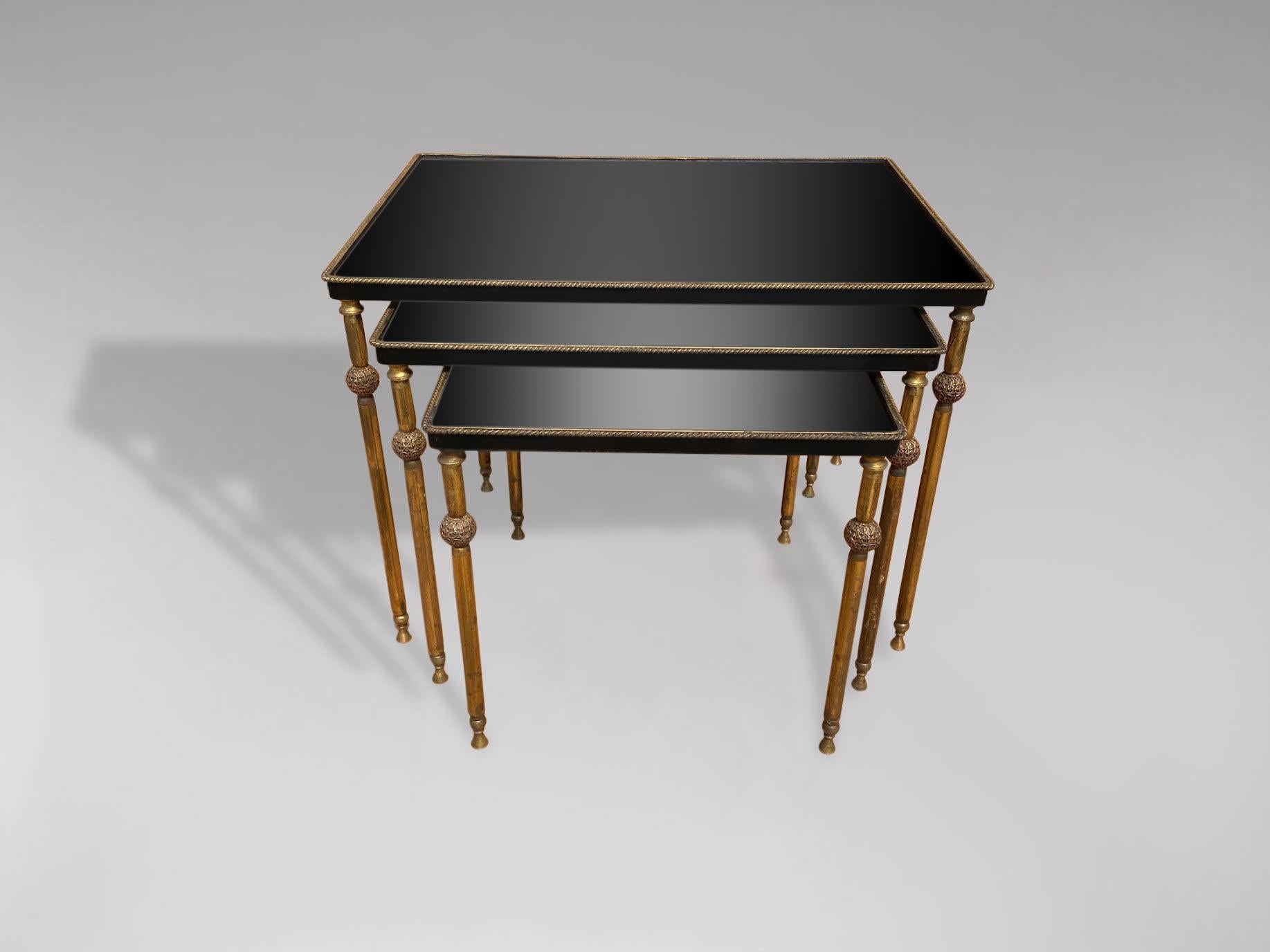20th Century Nest of 3 Brass Tables with Black Lacquered Mirror Tops In Good Condition In Petworth,West Sussex, GB