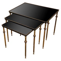 Ensemble de 3 tables en laiton du 20ème siècle avec plateau en miroir laqué noir