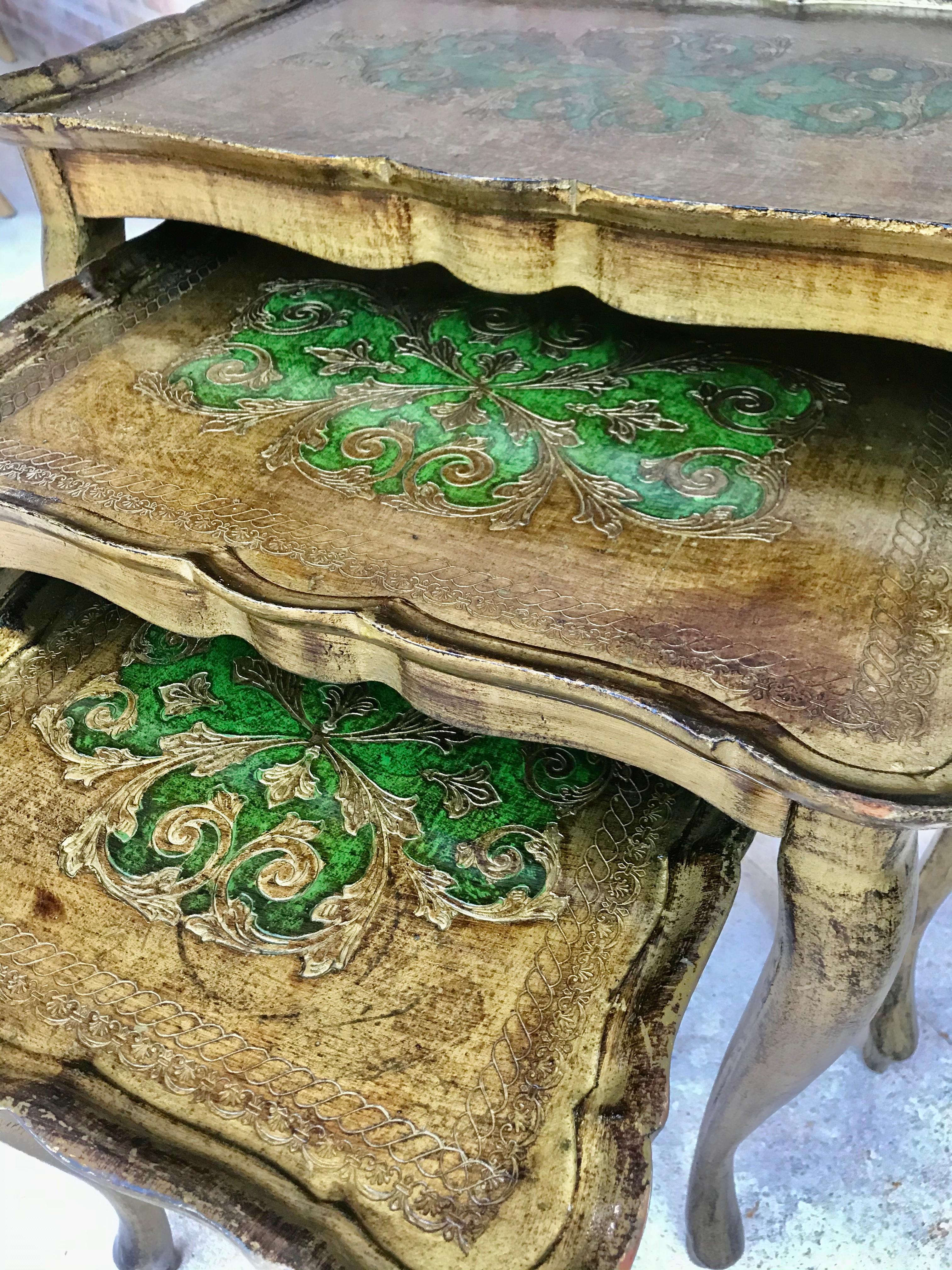 20th Century Nest of 3 Giltwood and Carved Side Tables with Cabriole Shaped Legs For Sale 4