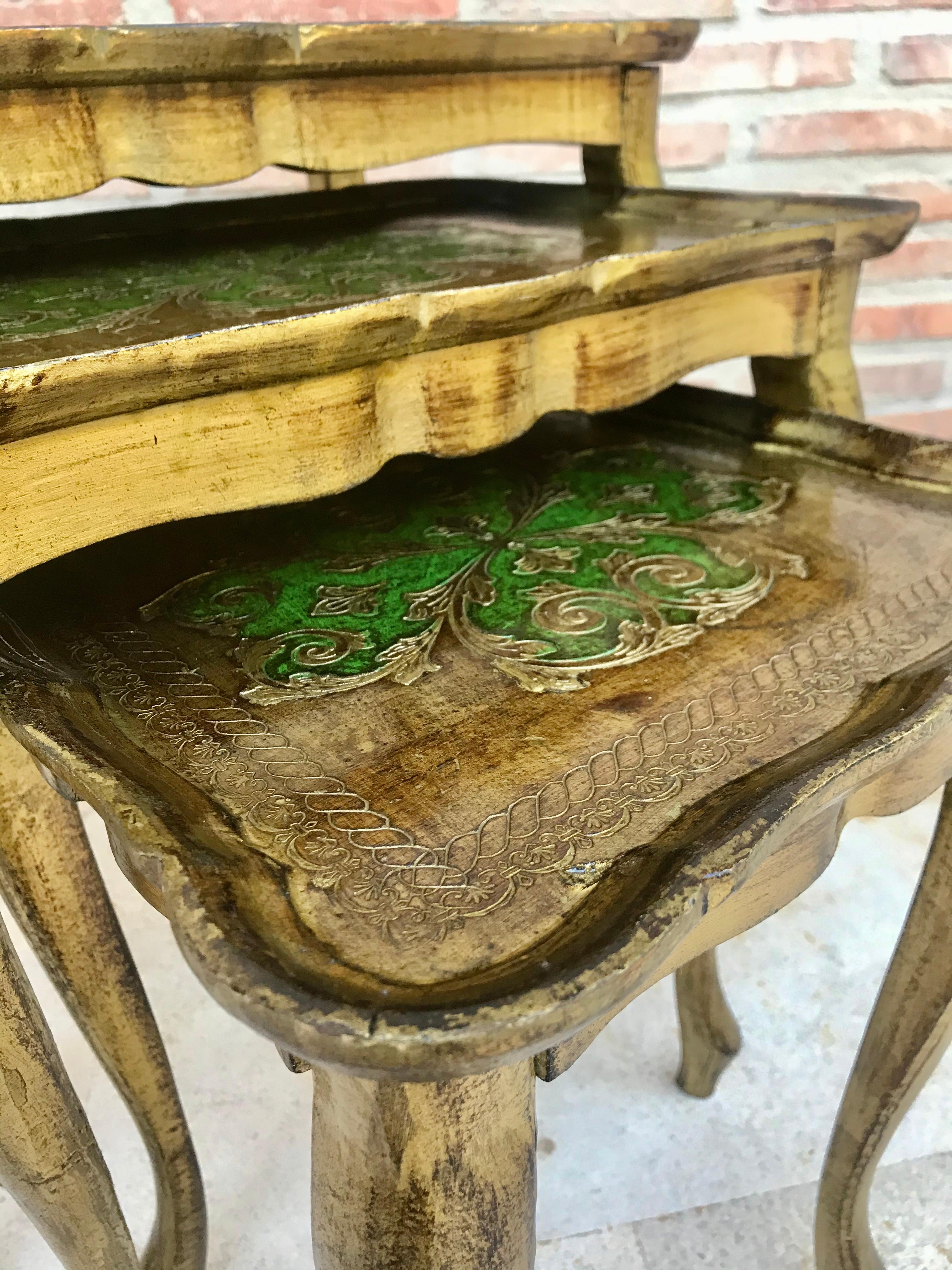 20e siècle - Nid de 3 tables d'appoint en bois doré et sculpté avec pieds cabriole en vente 4