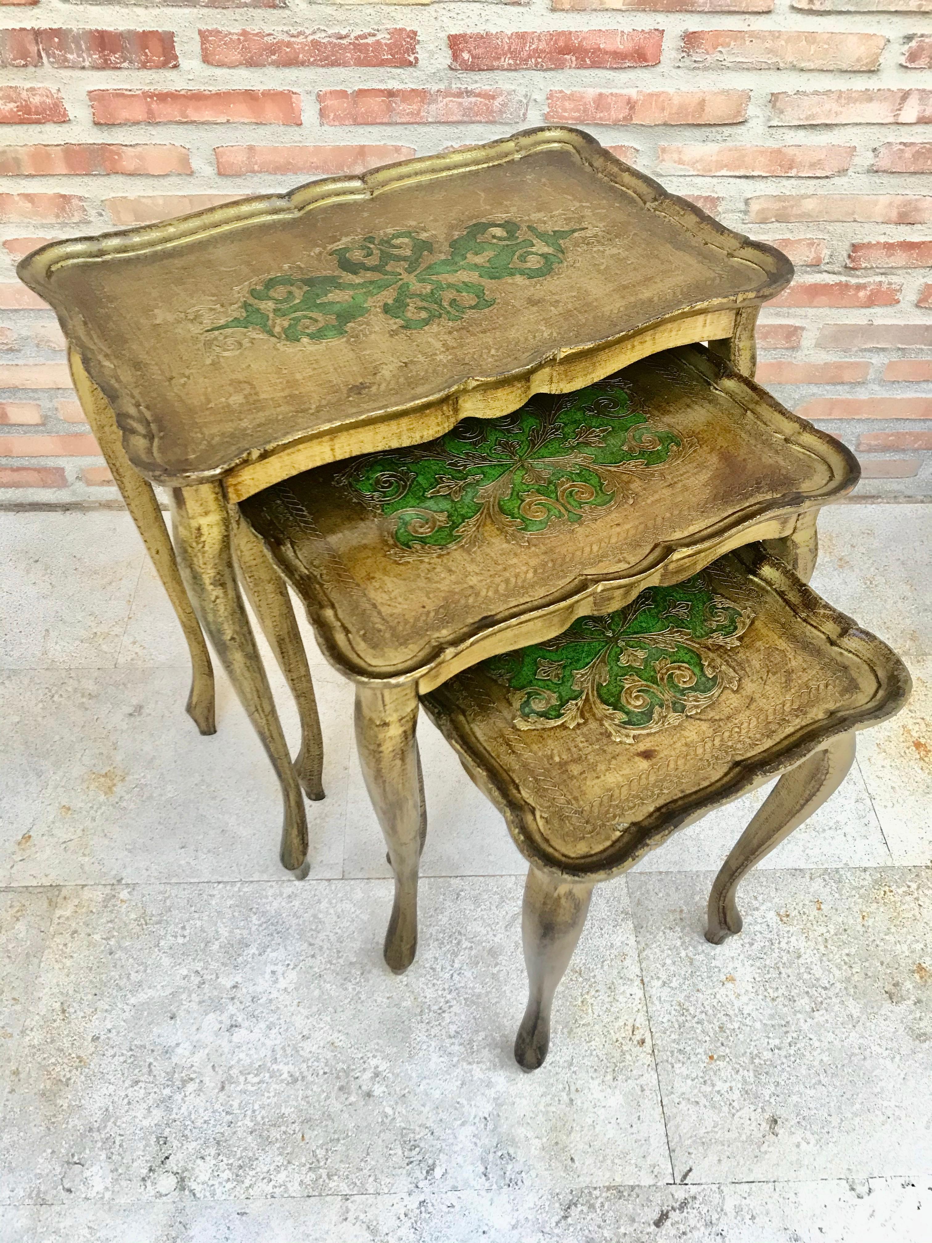 Provincial français 20e siècle - Nid de 3 tables d'appoint en bois doré et sculpté avec pieds cabriole en vente