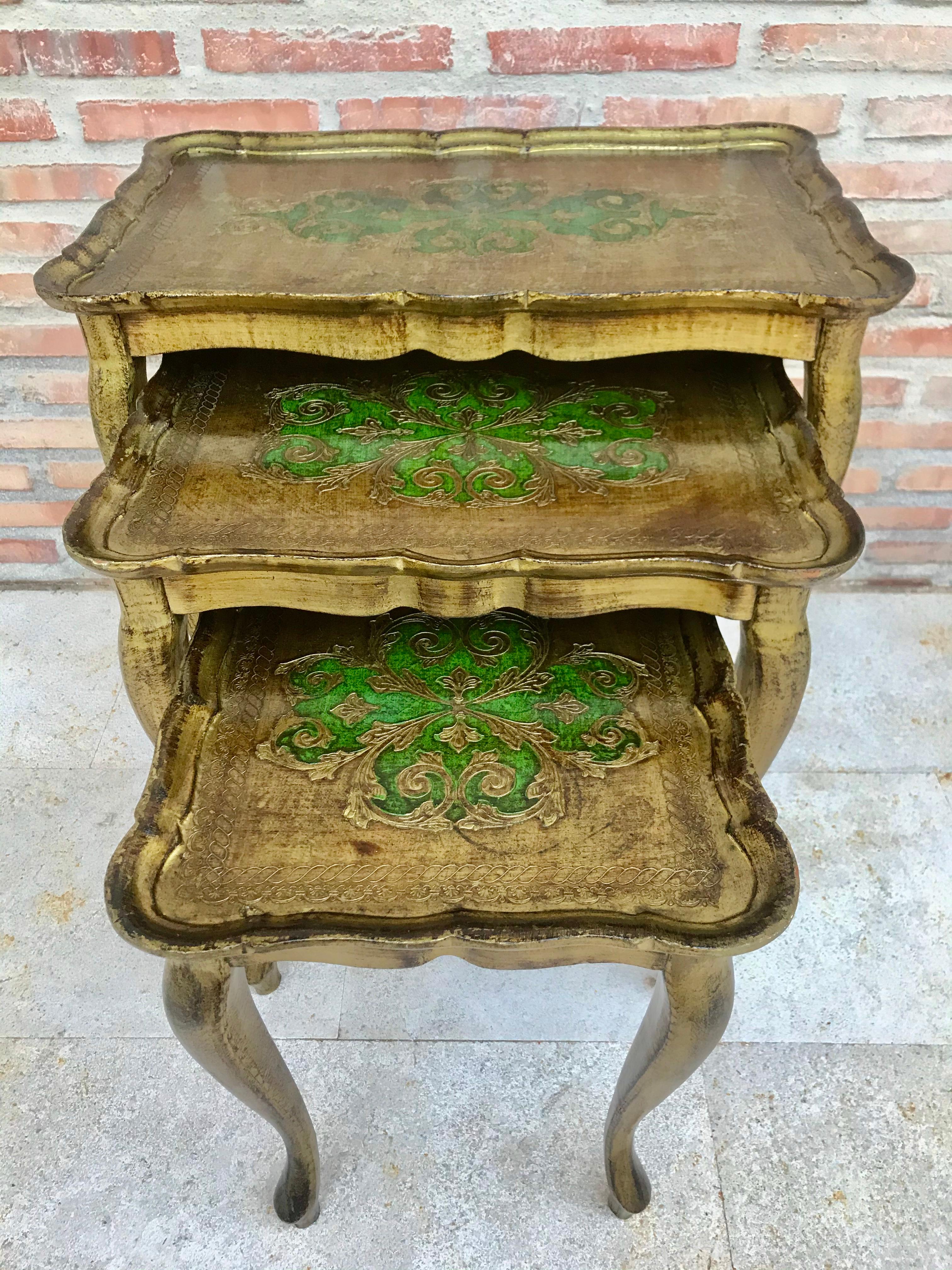 20th Century Nest of 3 Giltwood and Carved Side Tables with Cabriole Shaped Legs In Good Condition For Sale In Miami, FL