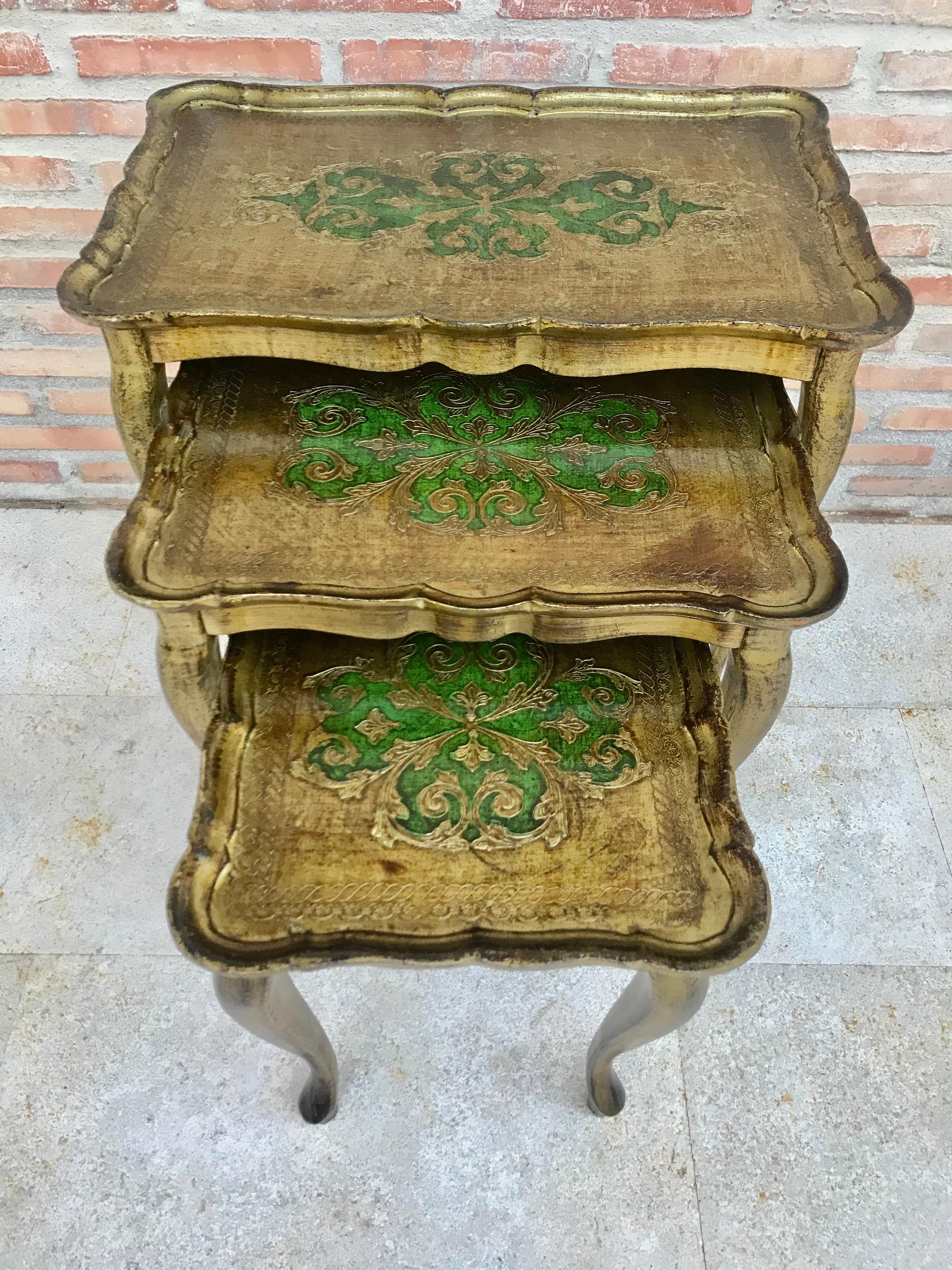 20ième siècle 20e siècle - Nid de 3 tables d'appoint en bois doré et sculpté avec pieds cabriole en vente