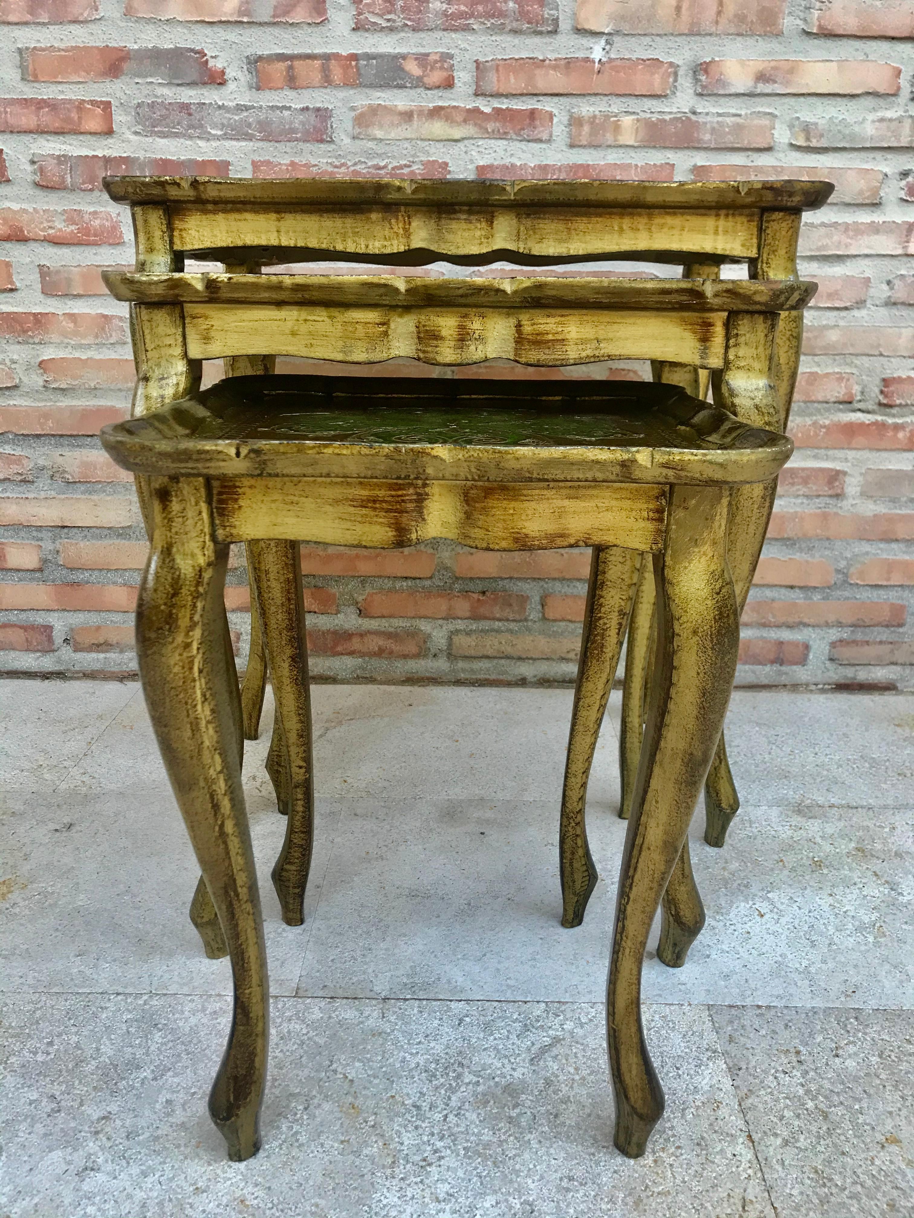 Bois 20e siècle - Nid de 3 tables d'appoint en bois doré et sculpté avec pieds cabriole en vente
