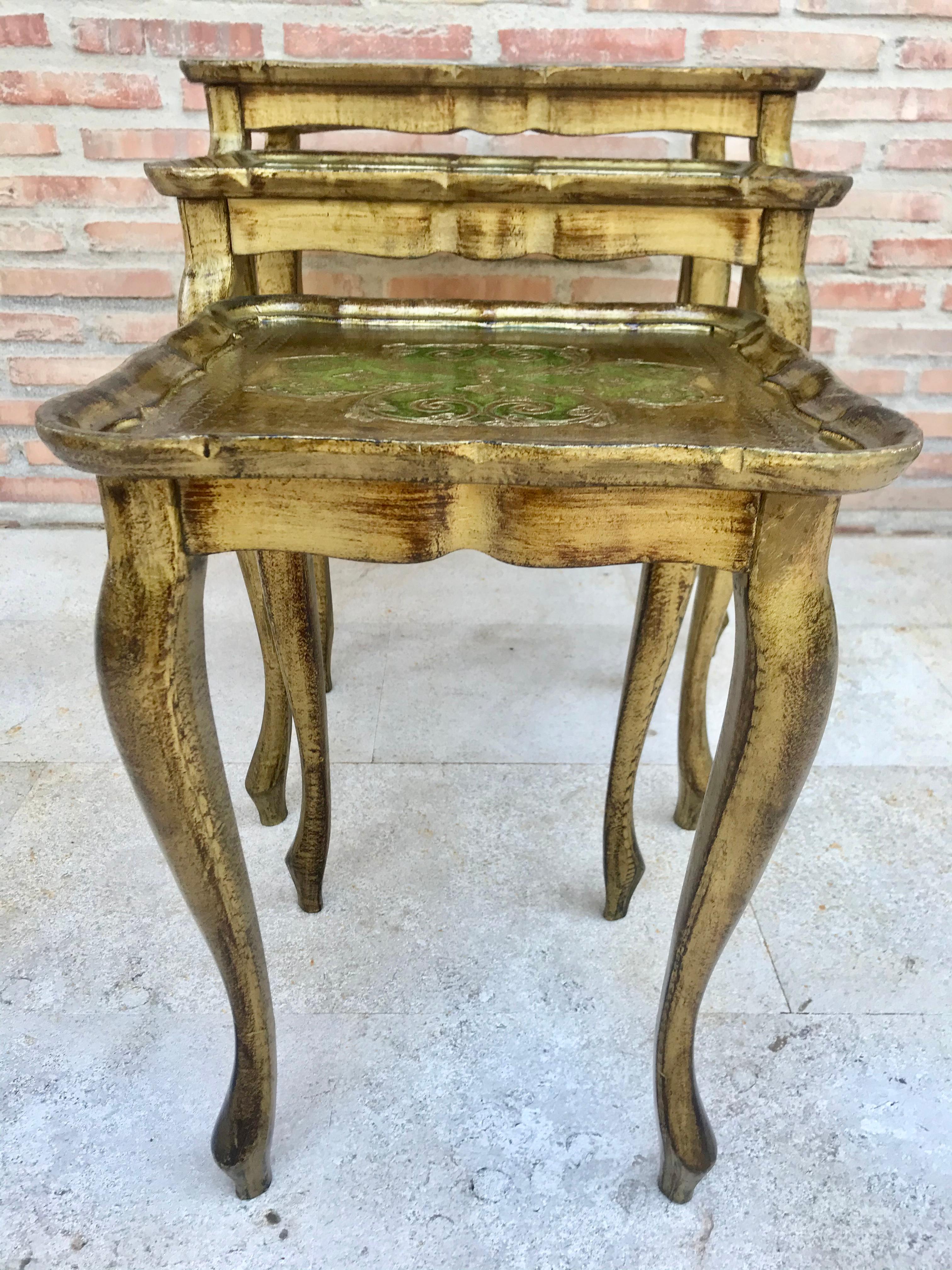 20e siècle - Nid de 3 tables d'appoint en bois doré et sculpté avec pieds cabriole en vente 2