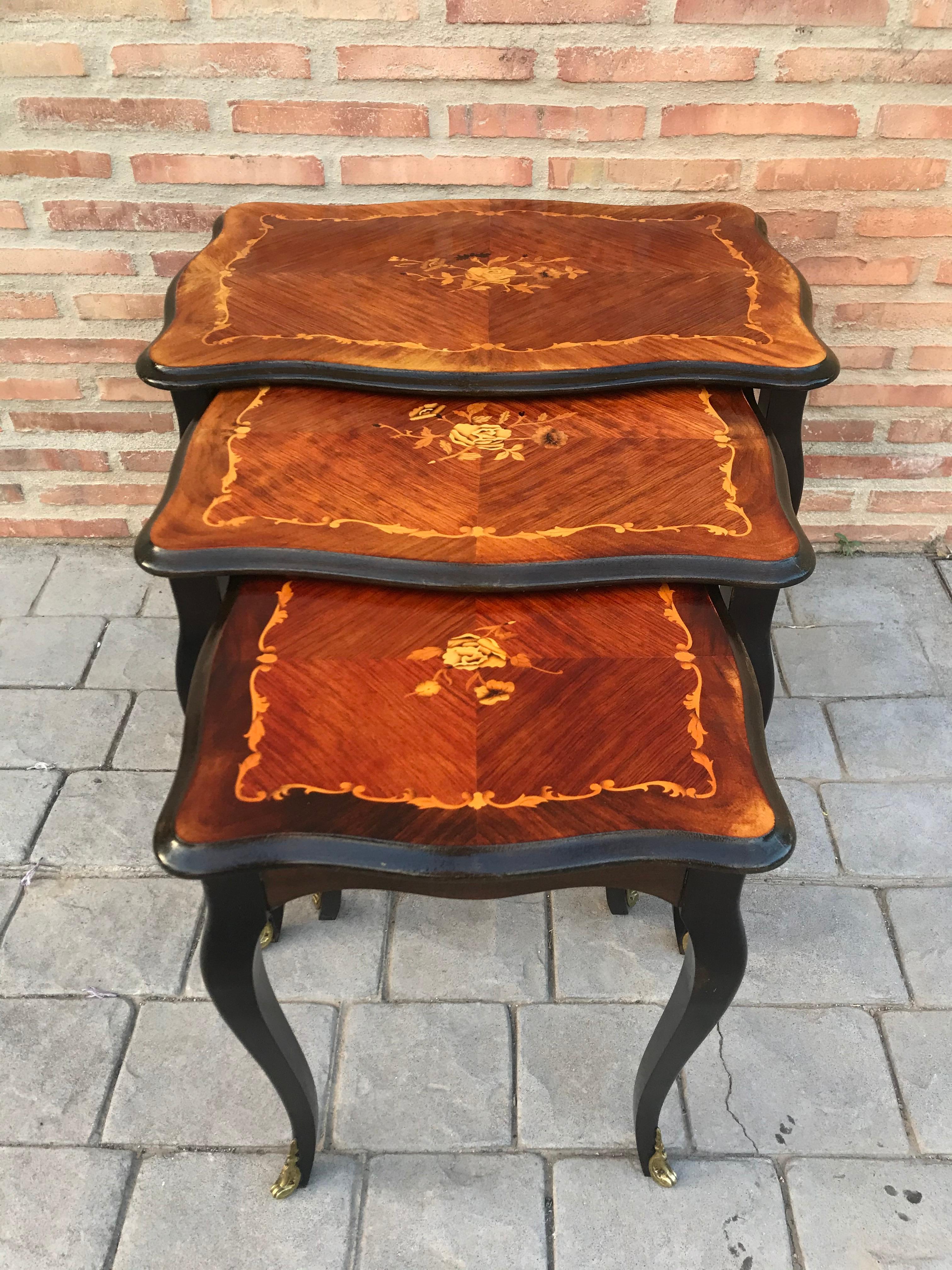 Provincial français Ensemble de 3 tables d'appoint en marqueterie avec pieds cabriole du 20ème siècle en vente