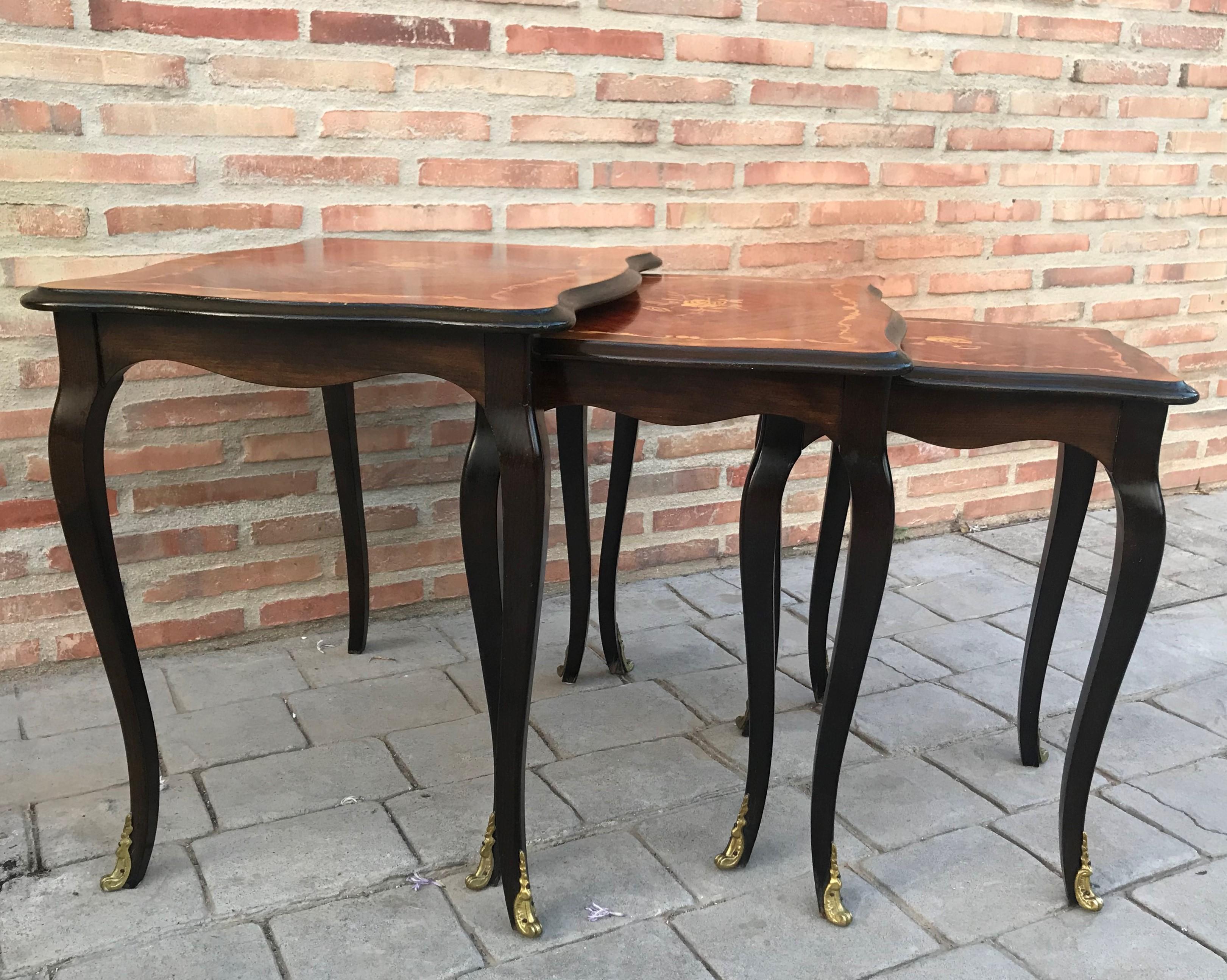 20th Century Nest of 3 Marquetry Side Tables with Cabriole Shaped Legs In Good Condition For Sale In Miami, FL