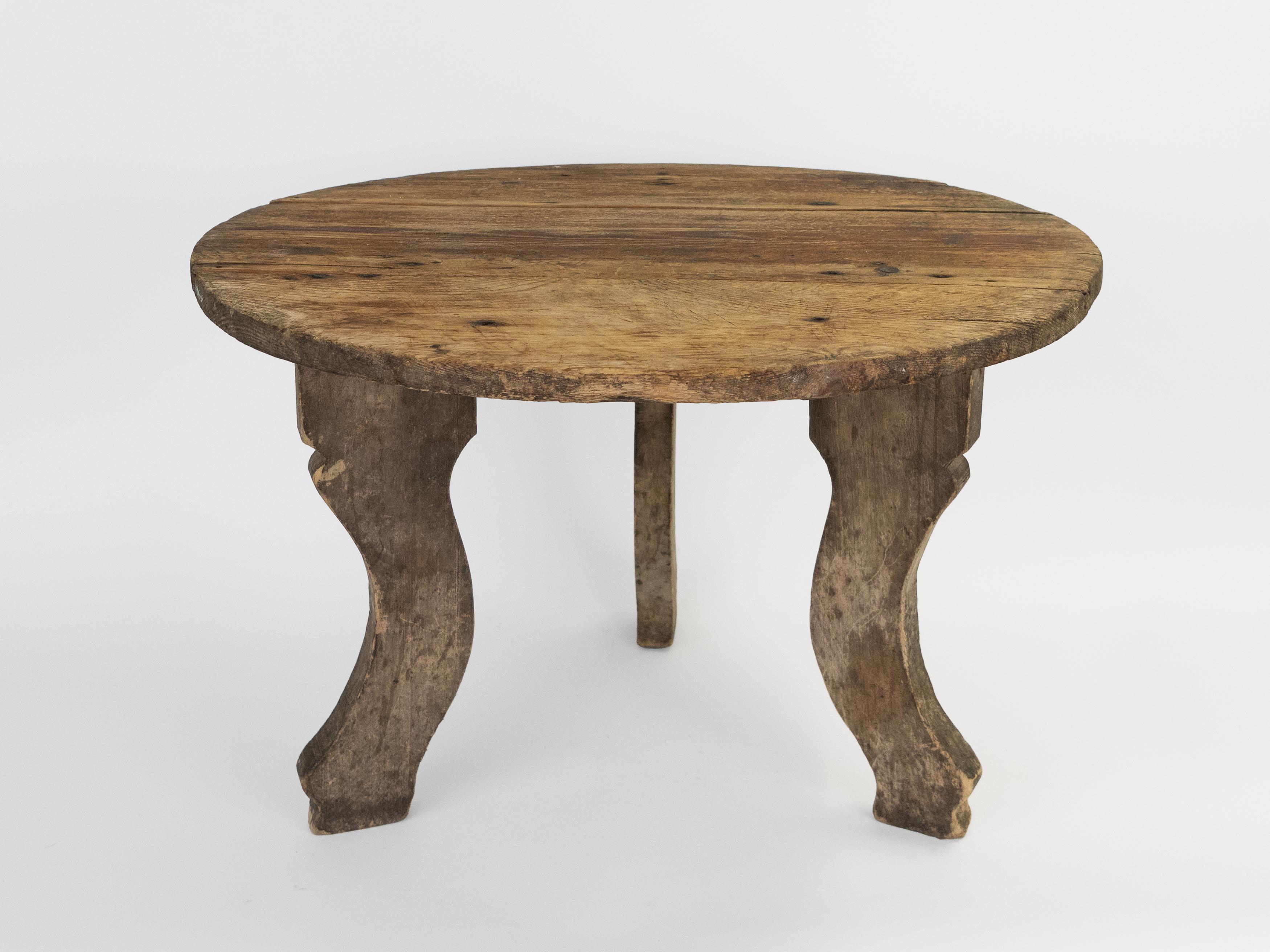 Charmante table d'appoint, table basse ou table à cocktail en pin de la Nouvelle-Angleterre à la patine chaleureuse et au style 