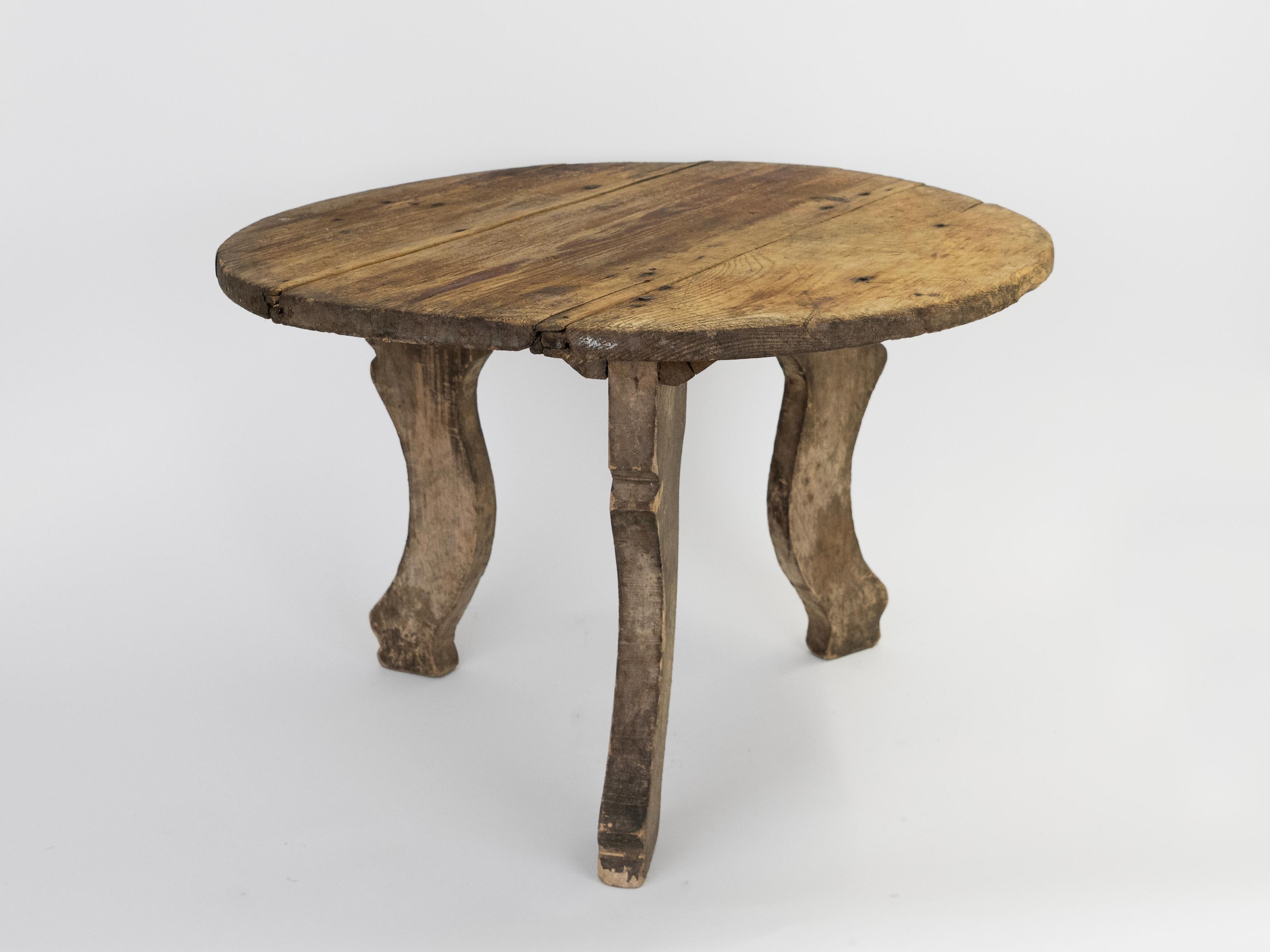 Américain Table d'appoint / de café / de cocktail en pin patiné du 20e siècle de la Nouvelle-Angleterre en vente