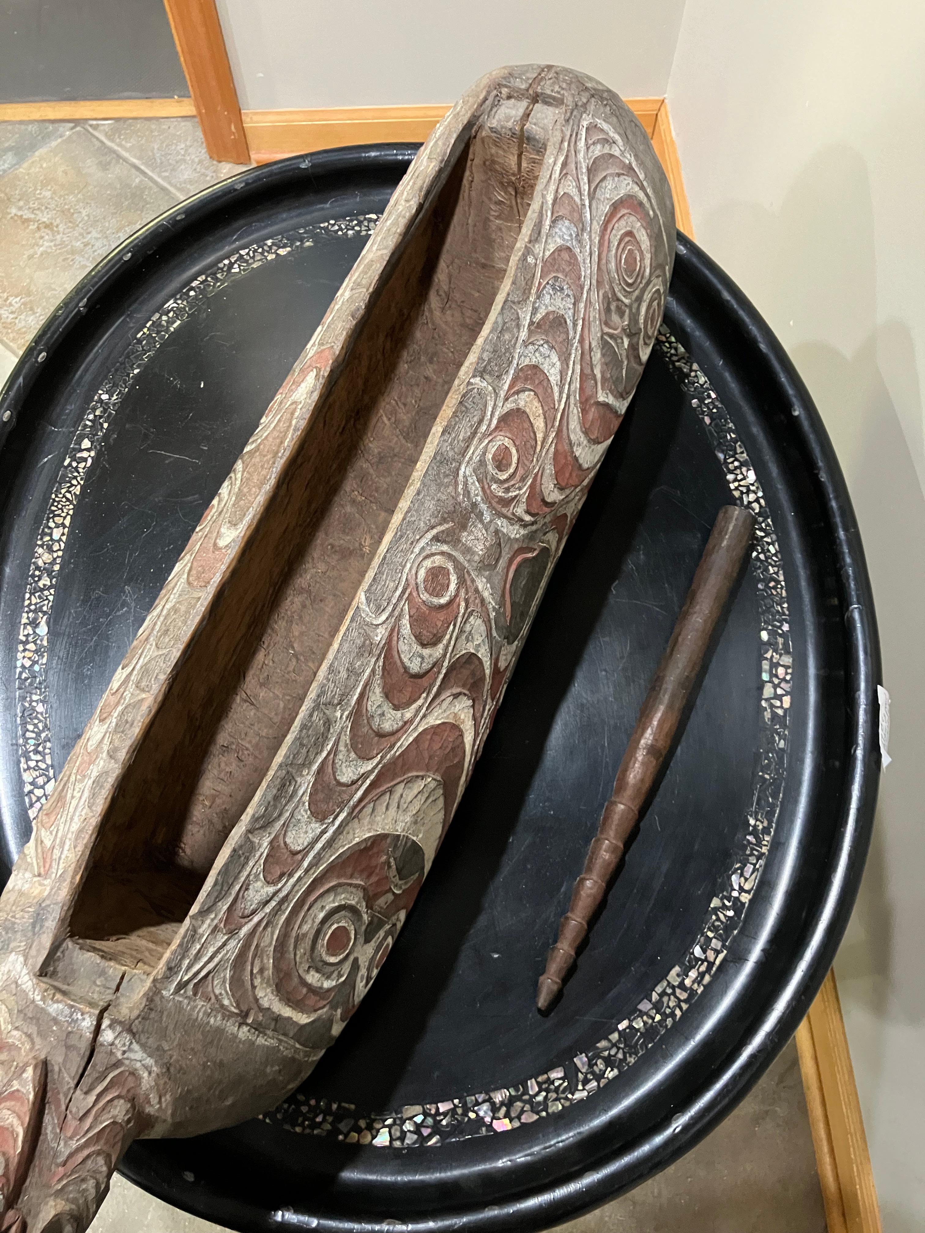 20th Century New Guinea Drum with Drumstick (Guineisch) im Angebot