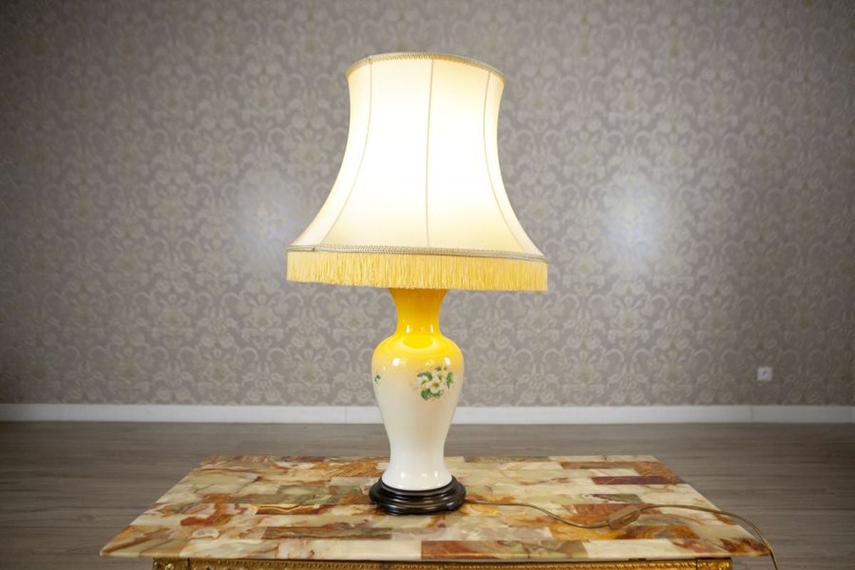 Lampe de nuit du 20e siècle sur socle en céramique

Lampe de nuit électrique avec une base en céramique, décorée d'un motif peint de fleurs printanières. Ampoule 230 V, douille standard.