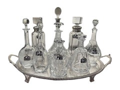 Neun Kristallkaraffen und neun Georg Jensen-Sterlingsilber-Etiketten des 20. Jahrhunderts