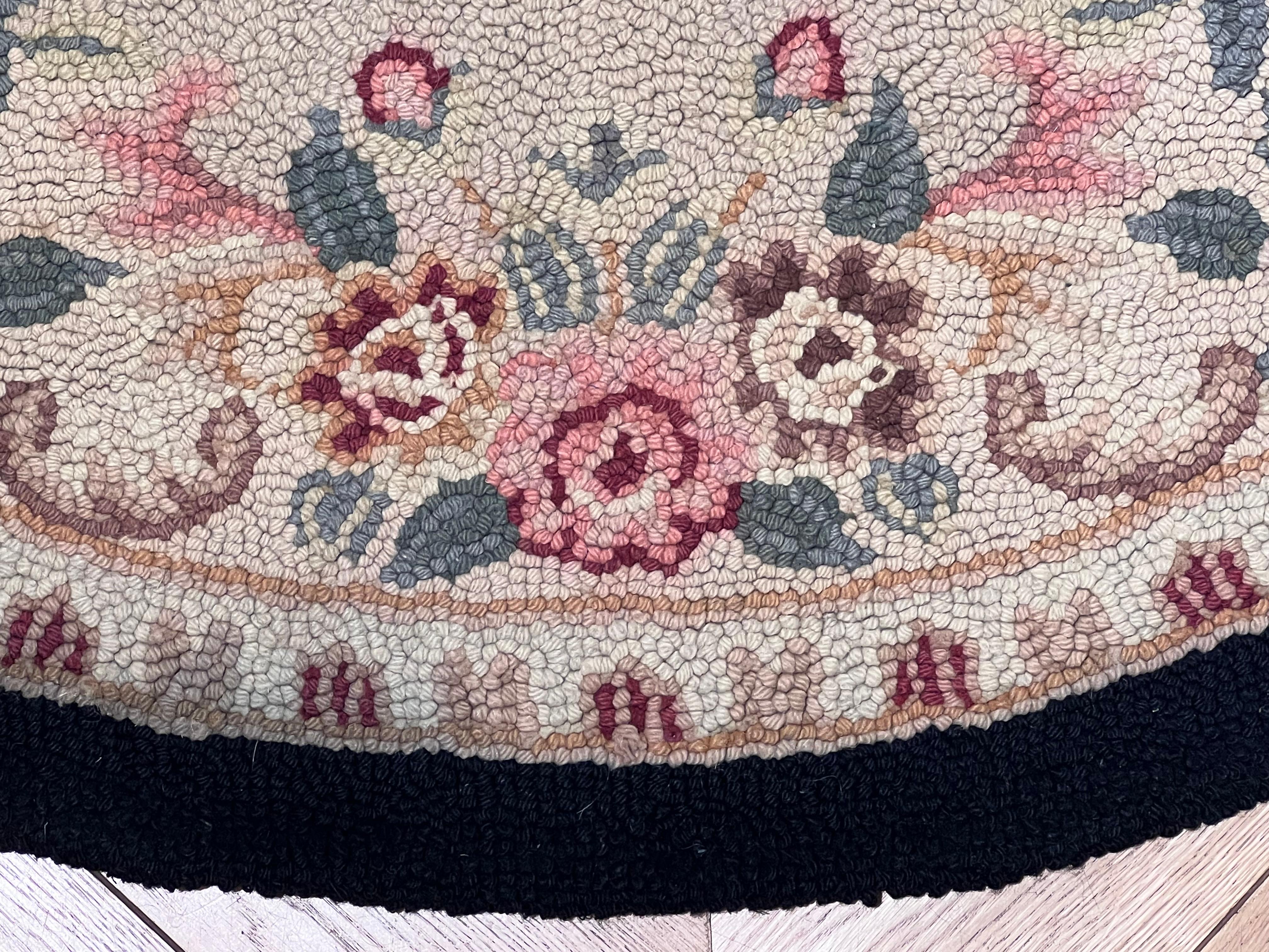 Ovaler Kapuzenteppich mit Blumenstrauß aus handgeknüpfter Wolle in Grau, Nordamerika, 20. Jahrhundert im Angebot 4