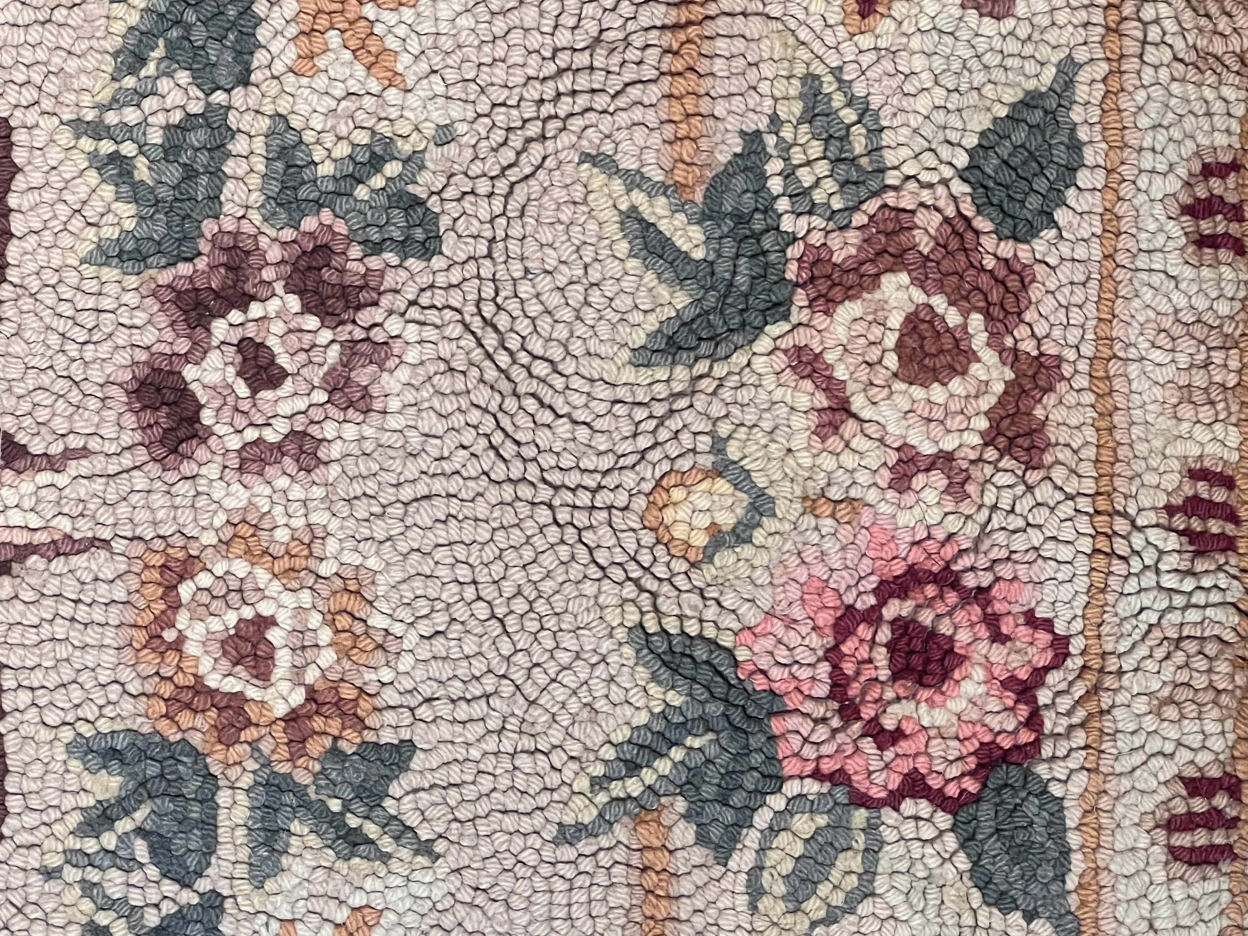 20th Century North America Oval Hooked Rug Floral Bouquet Hand-Knotted Wool Grey For Sale 3