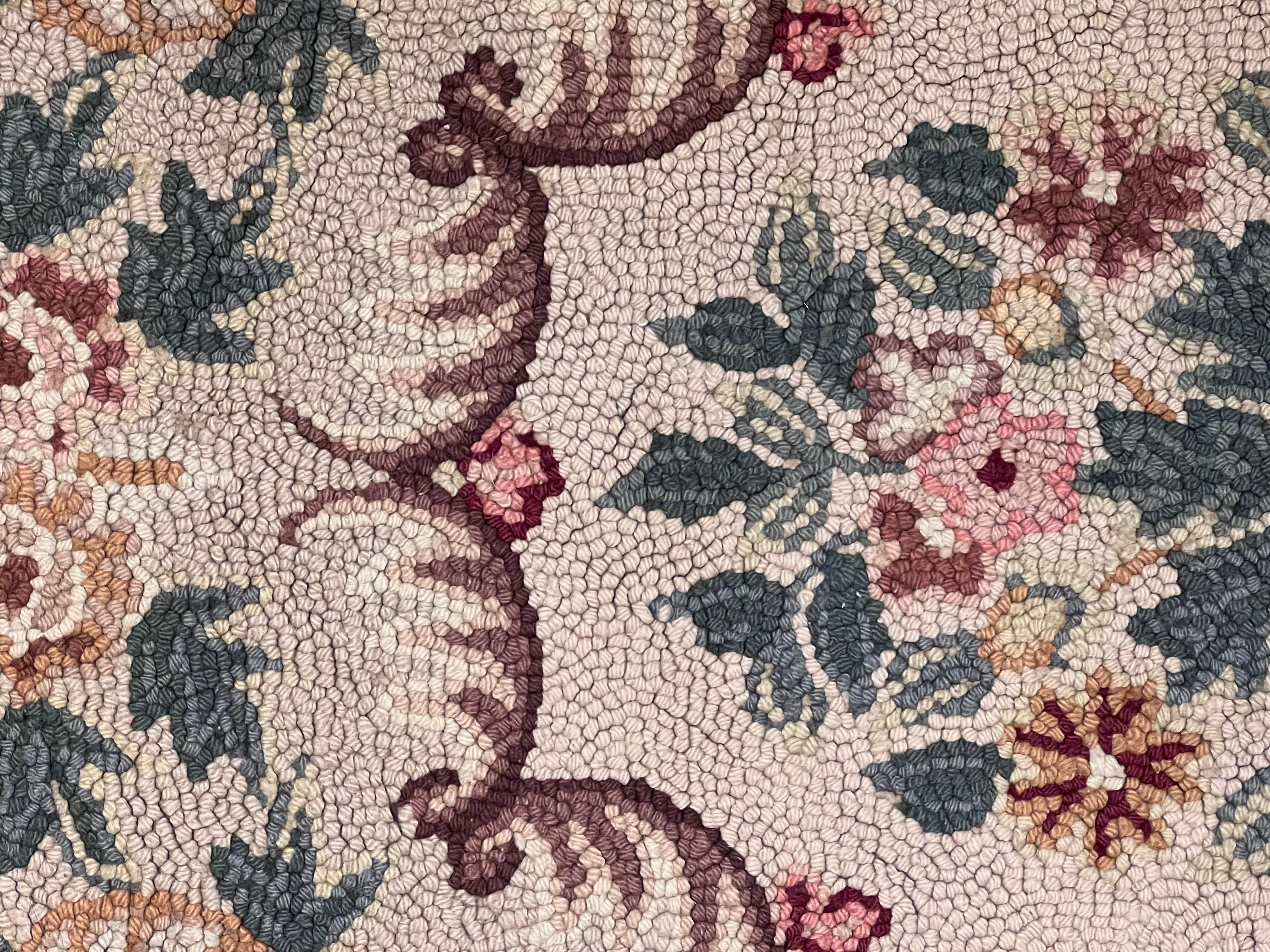 Ovaler Kapuzenteppich mit Blumenstrauß aus handgeknüpfter Wolle in Grau, Nordamerika, 20. Jahrhundert im Angebot 7