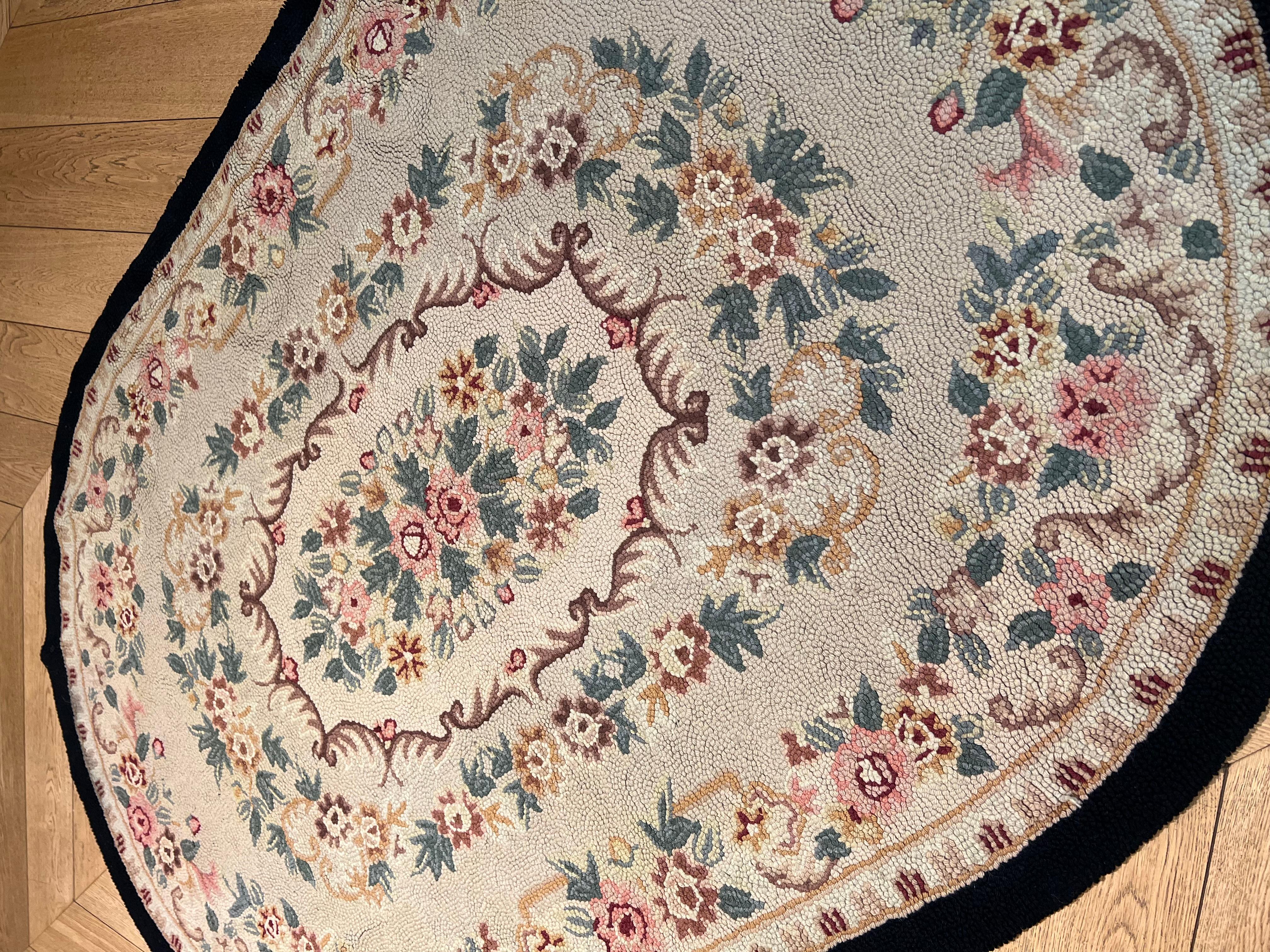 Ovaler Kapuzenteppich mit Blumenstrauß aus handgeknüpfter Wolle in Grau, Nordamerika, 20. Jahrhundert im Angebot 9