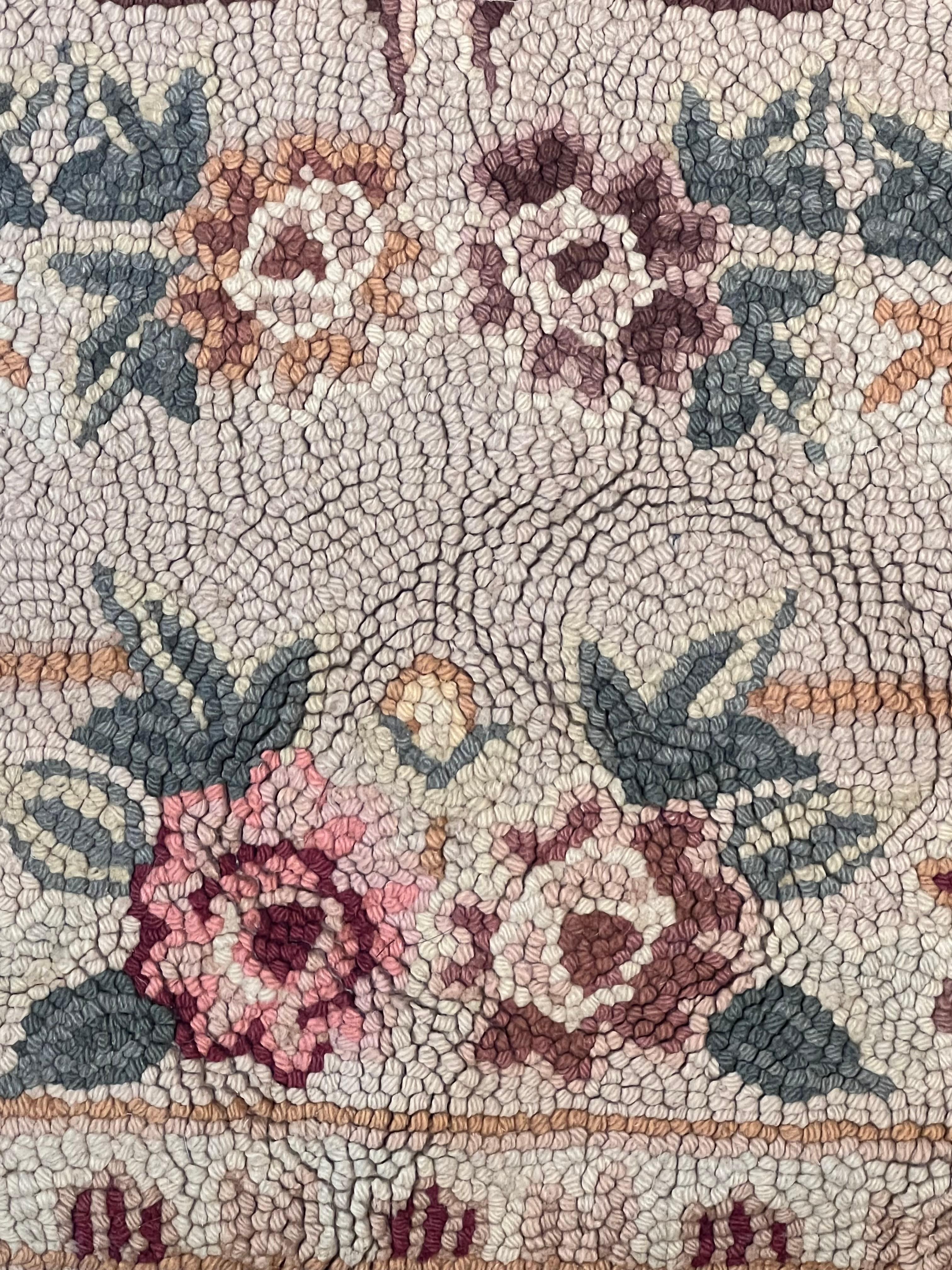 Ovaler Kapuzenteppich mit Blumenstrauß aus handgeknüpfter Wolle in Grau, Nordamerika, 20. Jahrhundert im Angebot 12