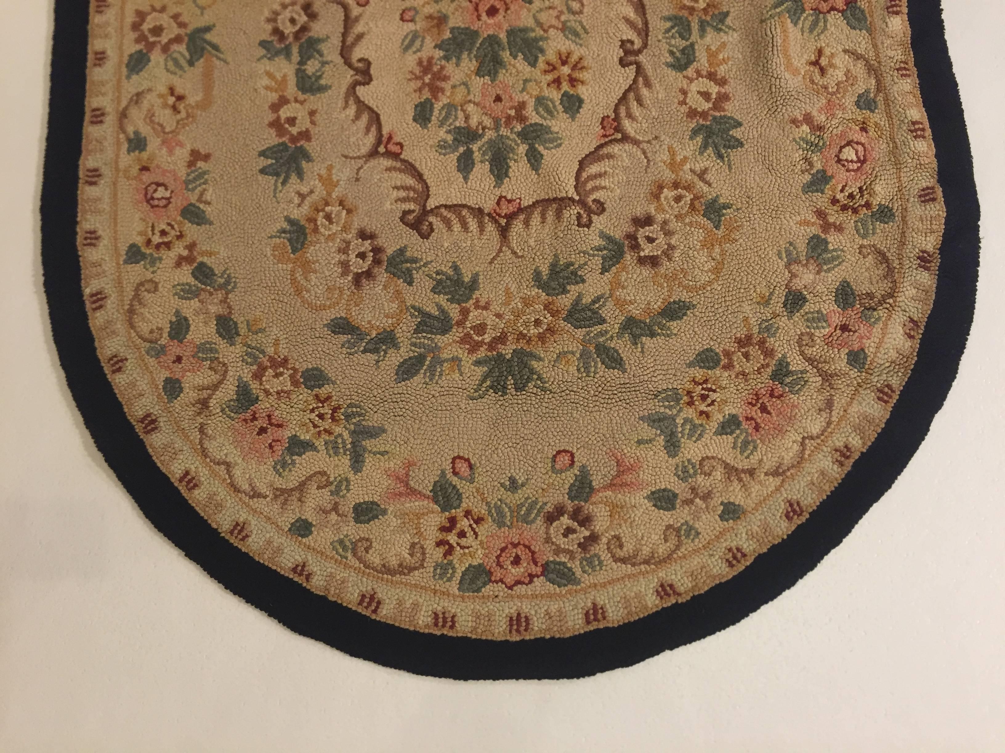Häkelteppich (Hooked rug), typisch für die nordamerikanische Handwerkskunst des frühen zwanzigsten Jahrhunderts. Diese Teppiche wurden zu Hause von den Frauen der amerikanischen Pioniere hergestellt, die in abgelegenen Häusern lebten, weit entfernt