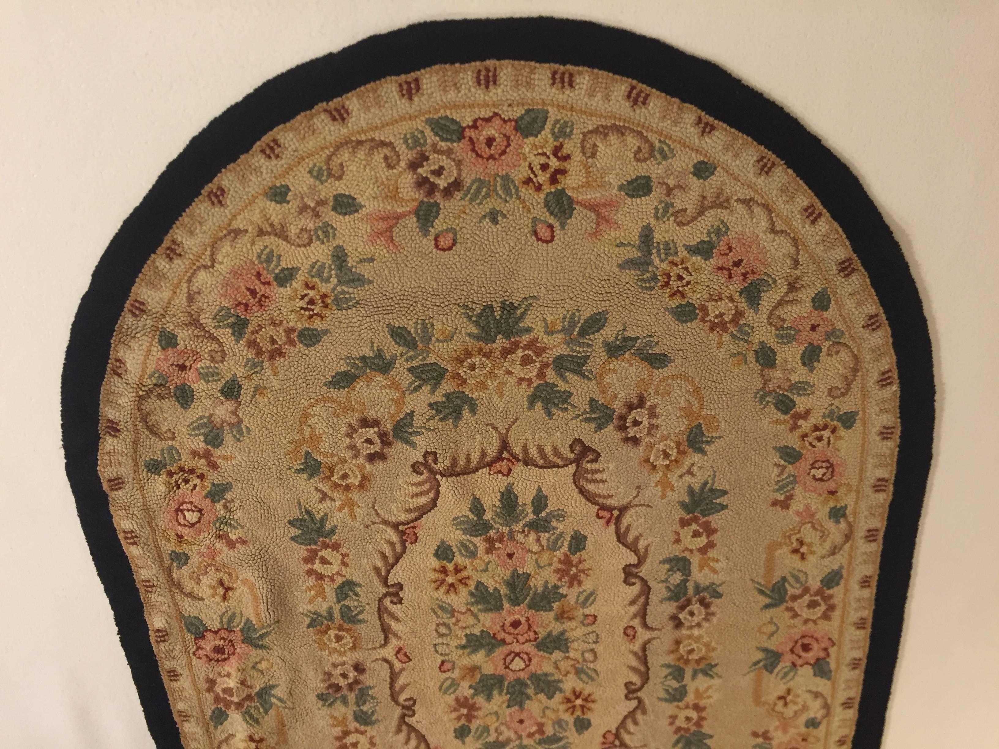 Ovaler Kapuzenteppich mit Blumenstrauß aus handgeknüpfter Wolle in Grau, Nordamerika, 20. Jahrhundert (American Arts and Crafts) im Angebot