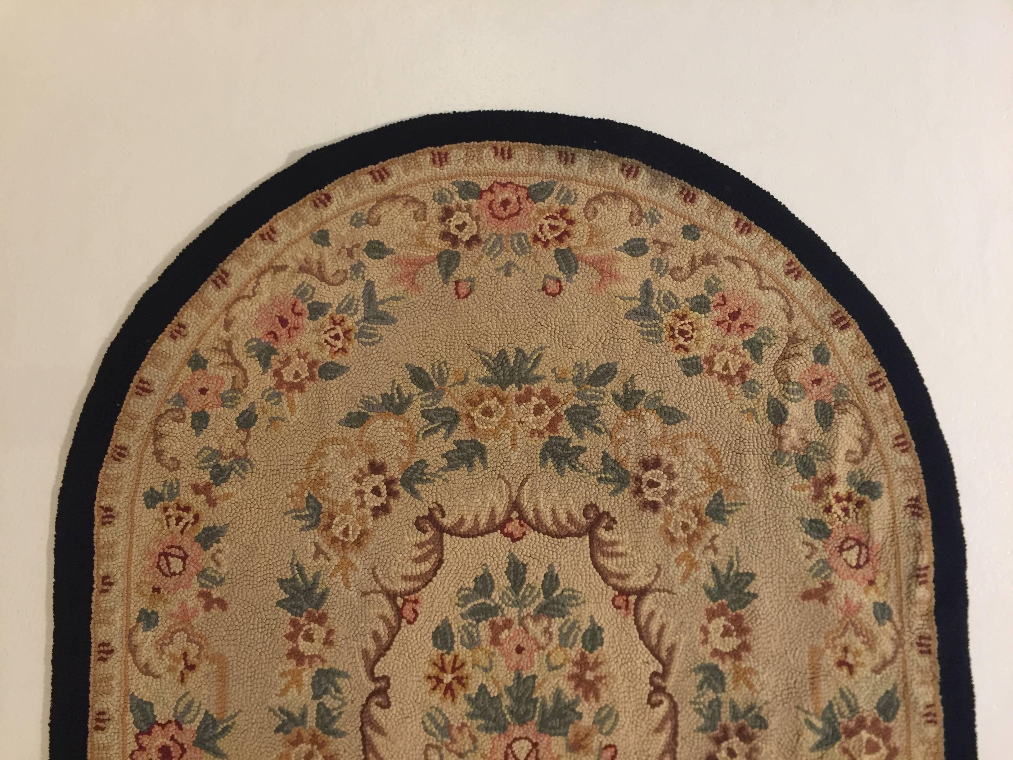 20th Century North America Oval Hooked Rug Floral Bouquet Hand-Knotted Wool Grey In Good Condition For Sale In Firenze, IT