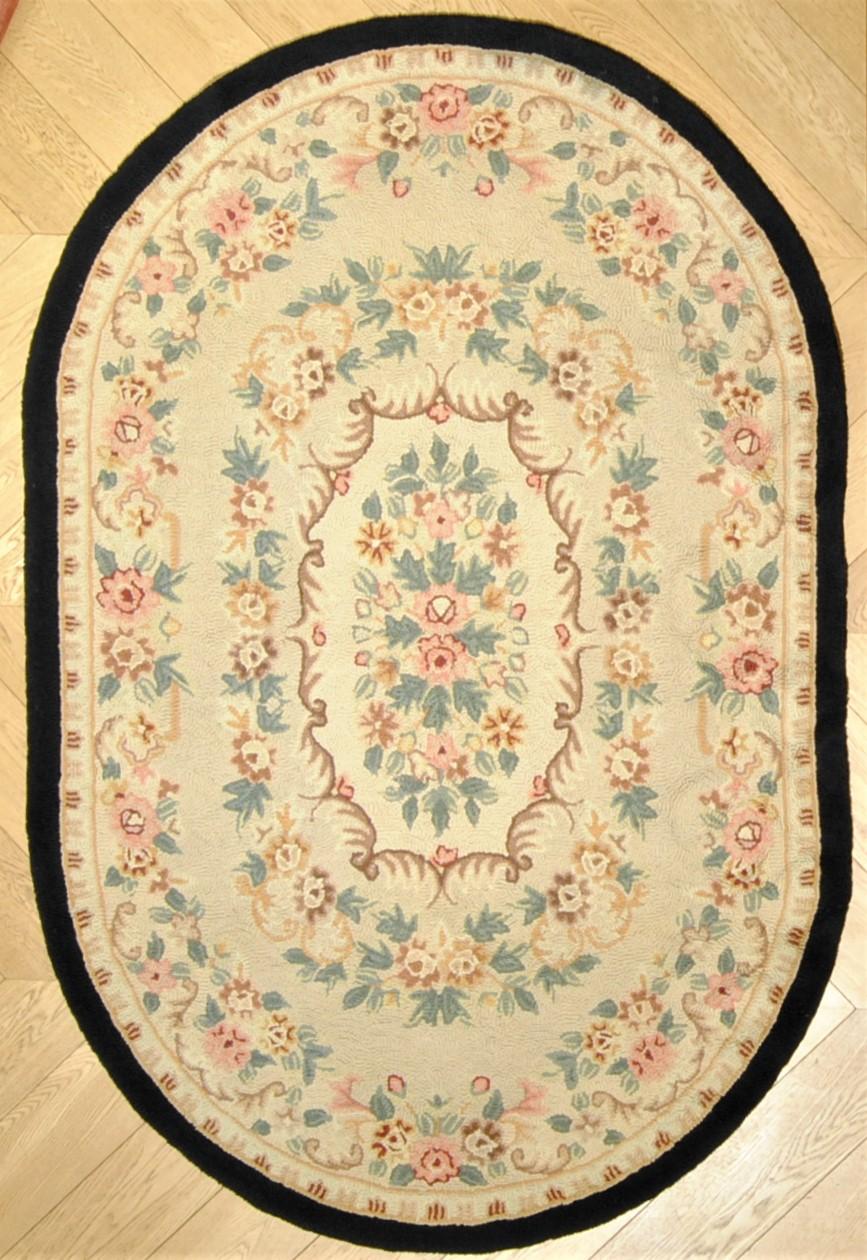 Ovaler Kapuzenteppich mit Blumenstrauß aus handgeknüpfter Wolle in Grau, Nordamerika, 20. Jahrhundert im Angebot 3
