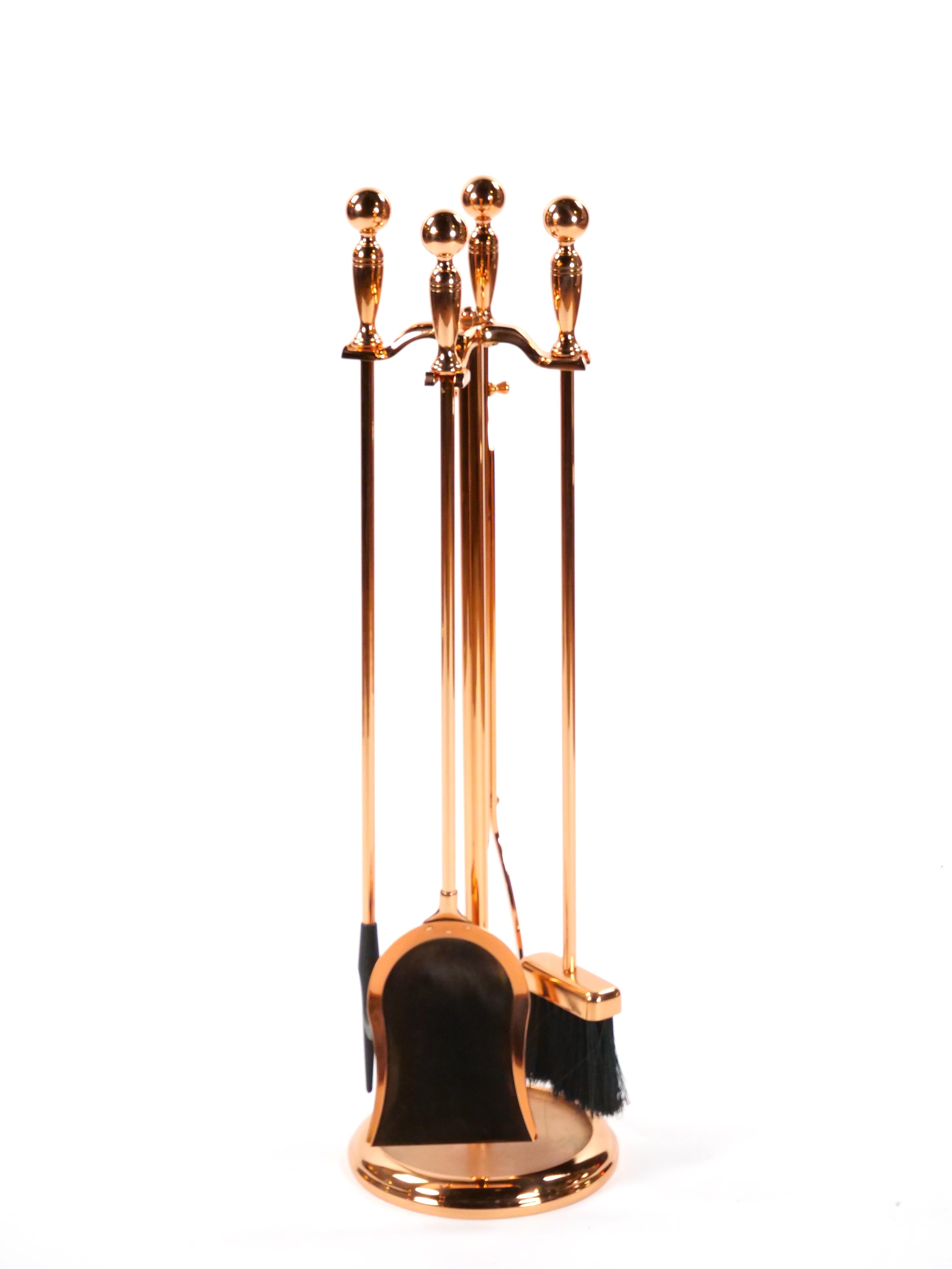 Introduce un toque de elegancia Art Déco en tu chimenea con este excepcional juego de herramientas para chimenea norteamericano, fabricado en el siglo XX. Este juego de cuatro piezas incluye una pala, un cepillo, un atizador y una pinza para