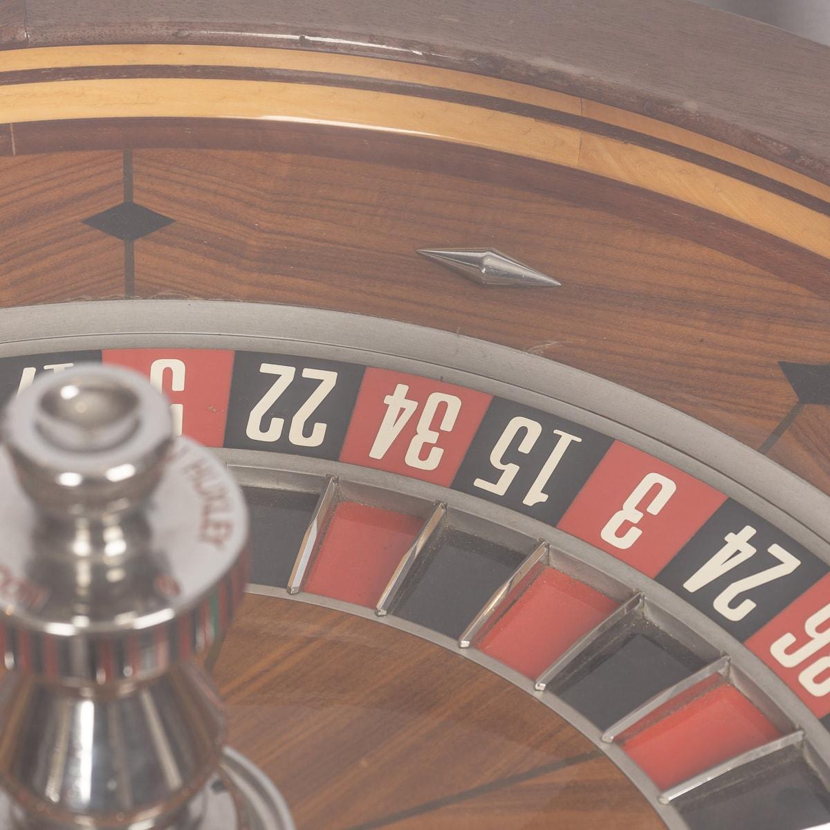 20th Century Novelty Coffee Table With A Working Roulette Wheel In Good Condition In Royal Tunbridge Wells, Kent