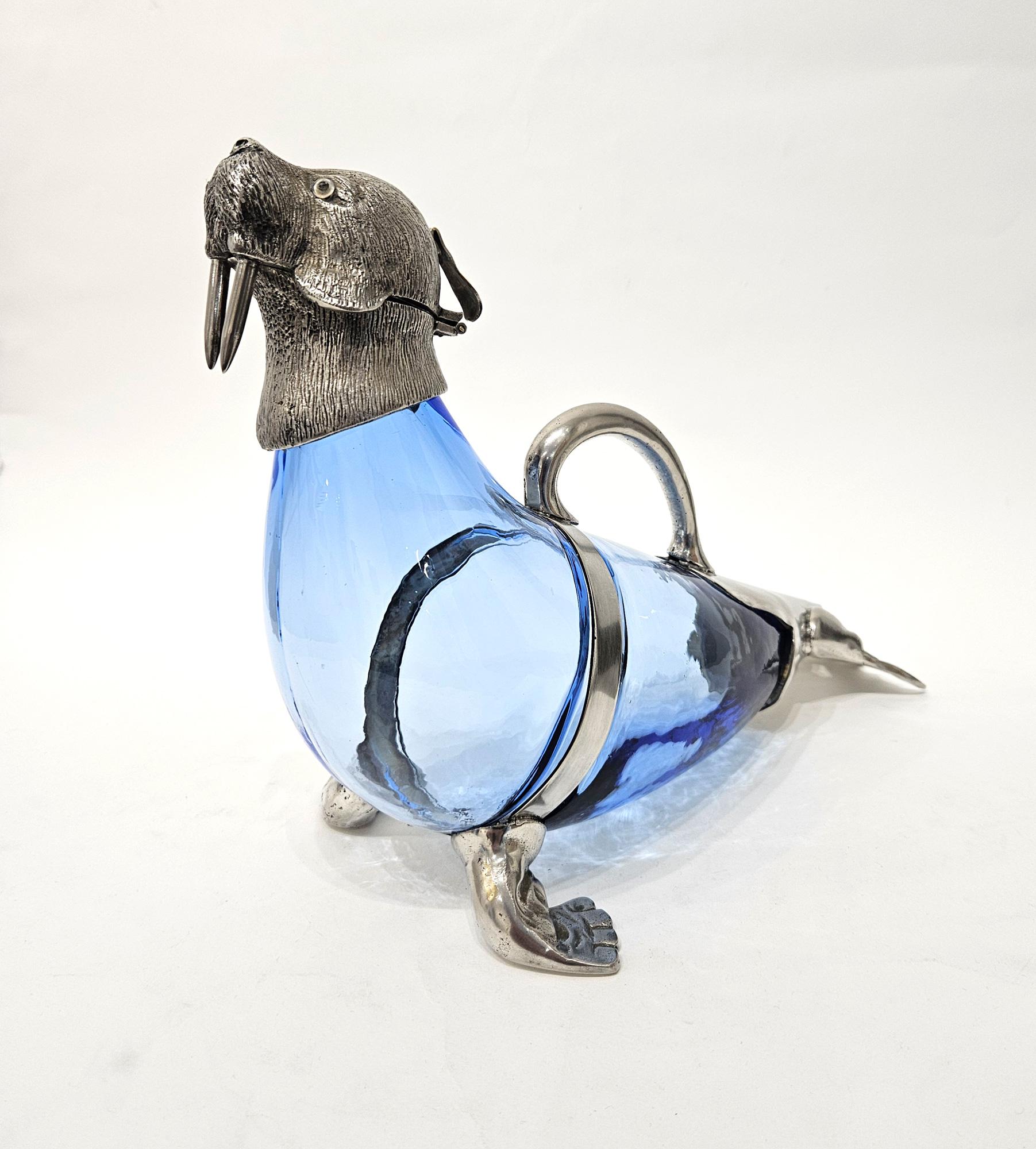 Una jarra novedosa, rara y muy coleccionable, con forma de morsa y un delicioso cuerpo de cristal azul. 

Las monturas de morsa de esta jarra están chapadas en plata y modeladas con realismo para dar a la pieza un carácter encantador. Tiene la