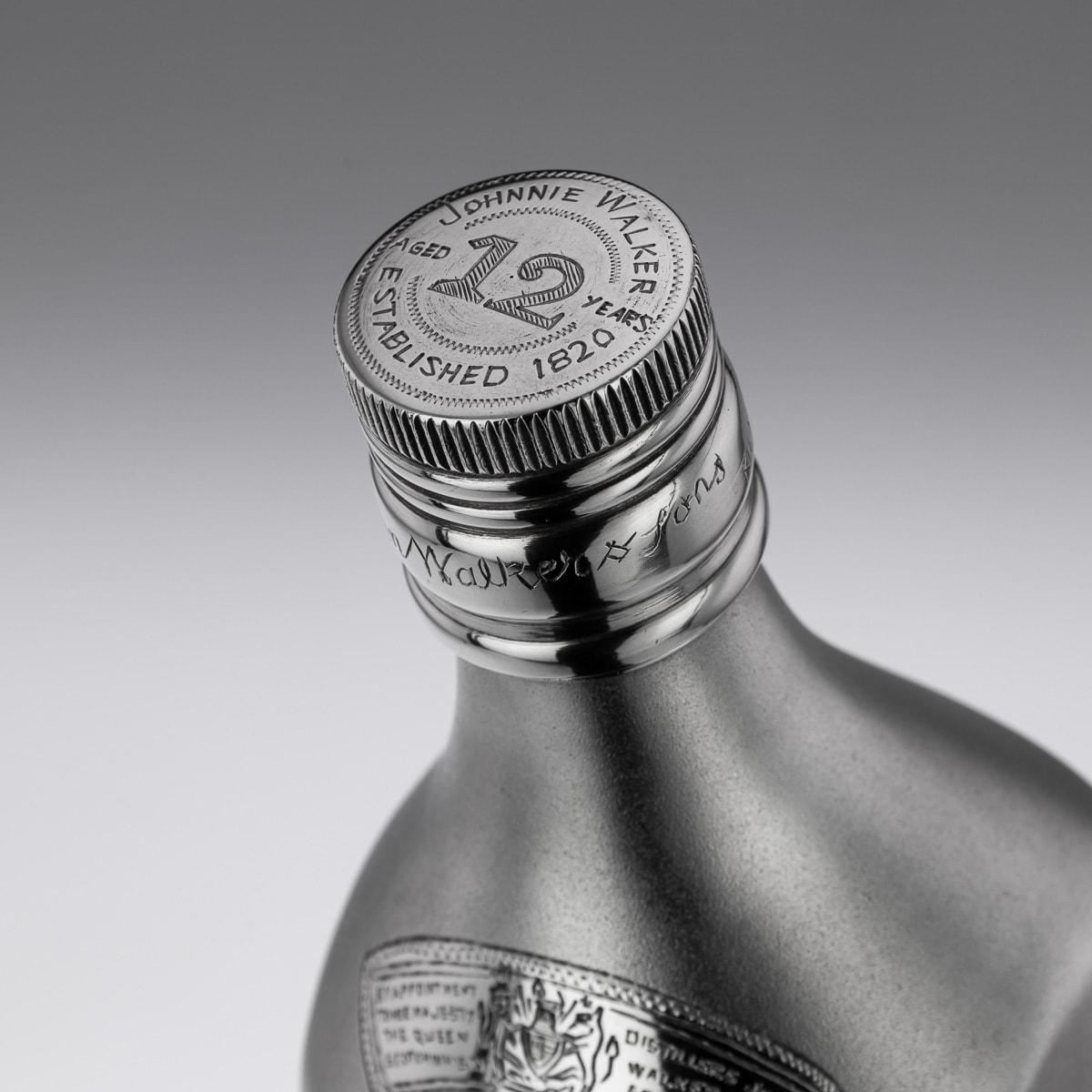 Grand flacon de whisky Johnnie Walker en argent massif fantaisie du 20ème siècle en vente 4