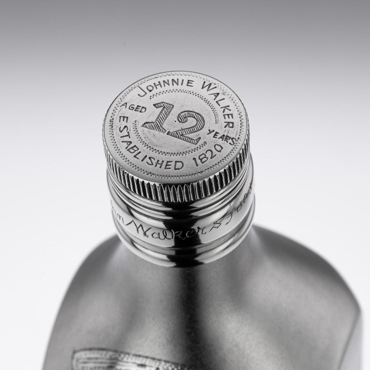 Grand flacon de whisky Johnnie Walker en argent massif fantaisie du 20ème siècle en vente 5