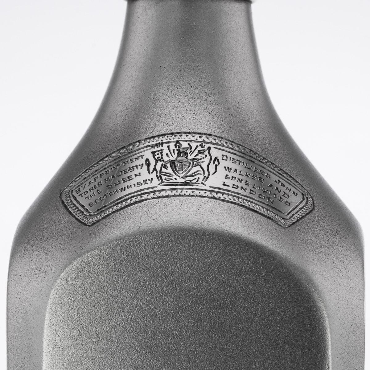 Grand flacon de whisky Johnnie Walker en argent massif fantaisie du 20ème siècle en vente 6