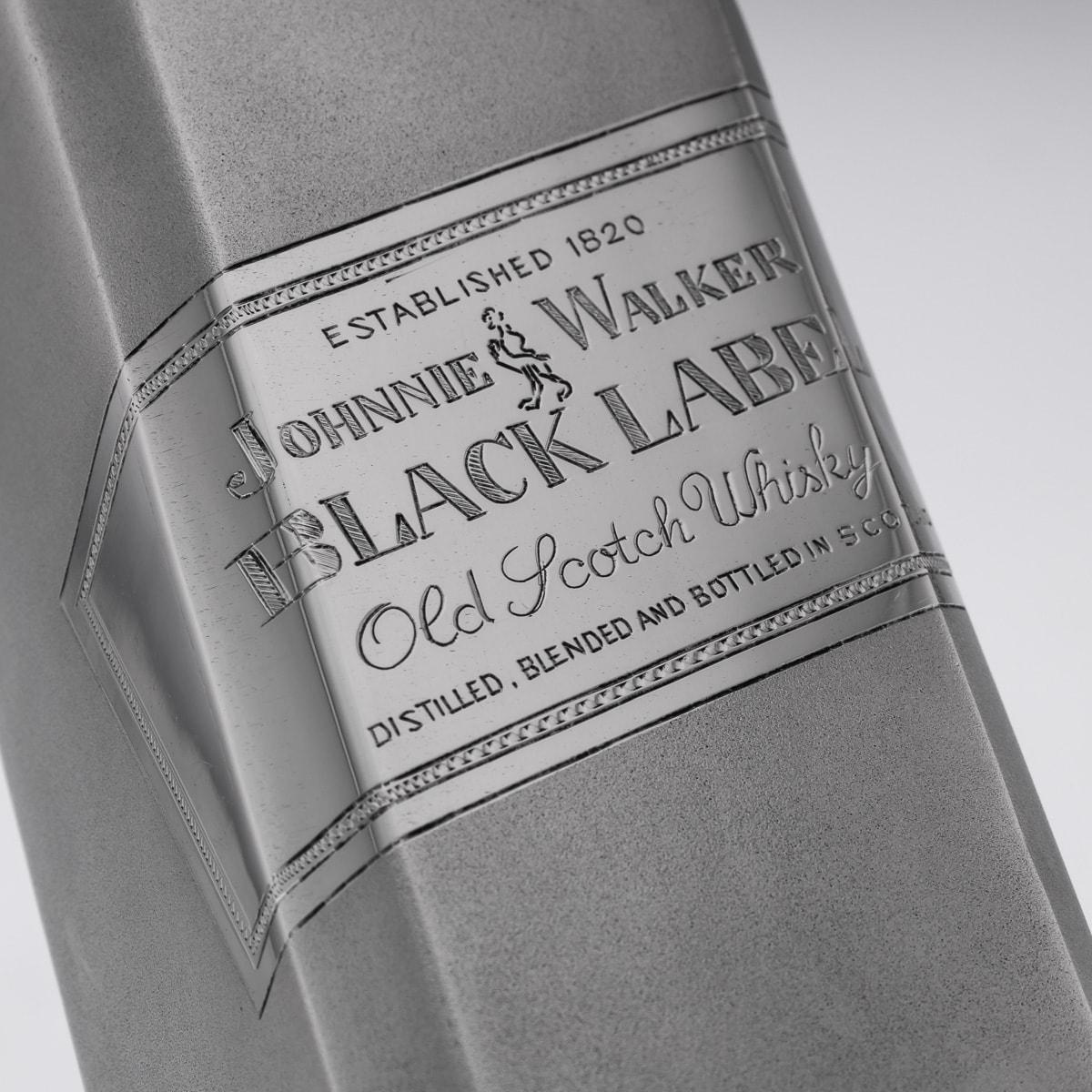 Grand flacon de whisky Johnnie Walker en argent massif fantaisie du 20ème siècle en vente 10