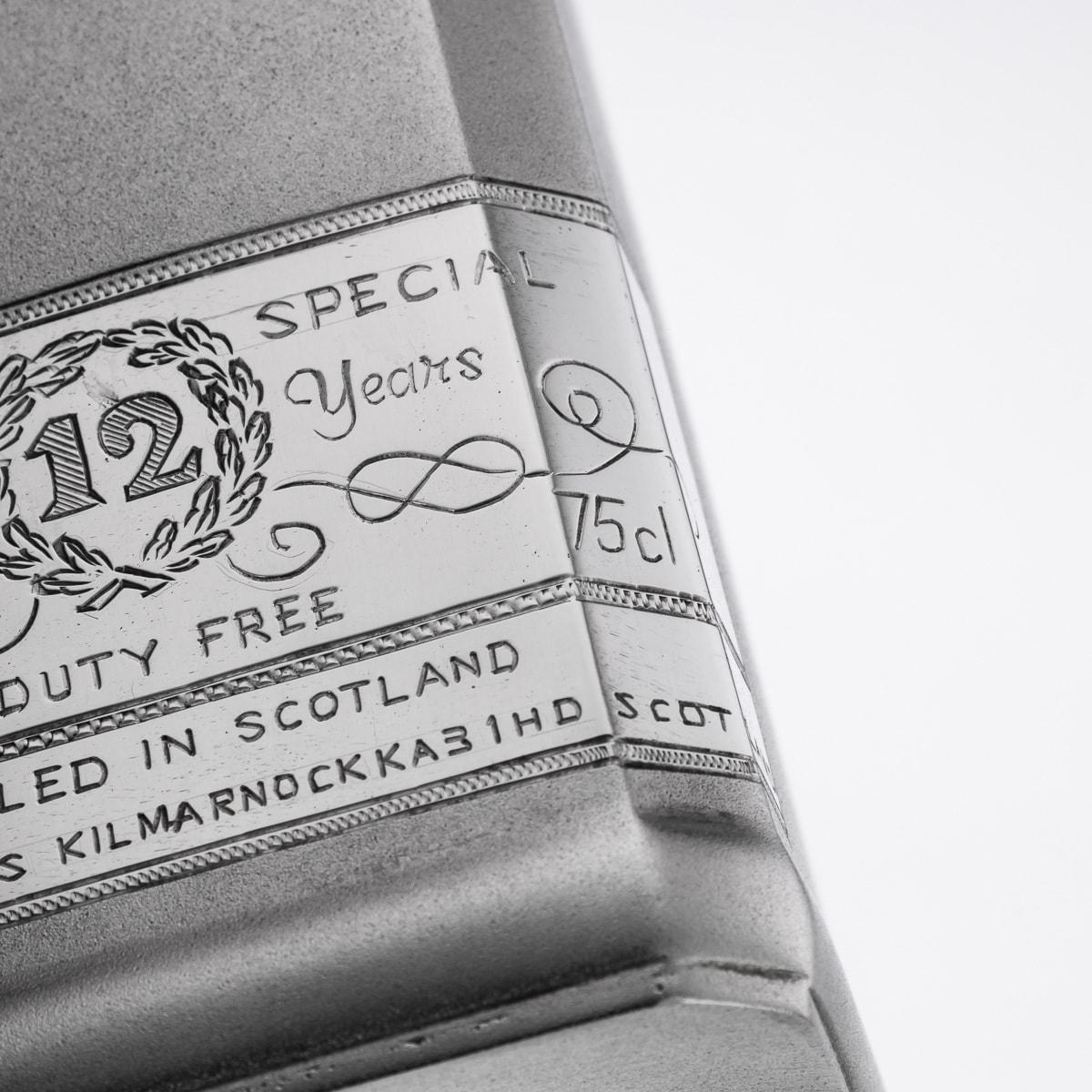 Grand flacon de whisky Johnnie Walker en argent massif fantaisie du 20ème siècle en vente 12