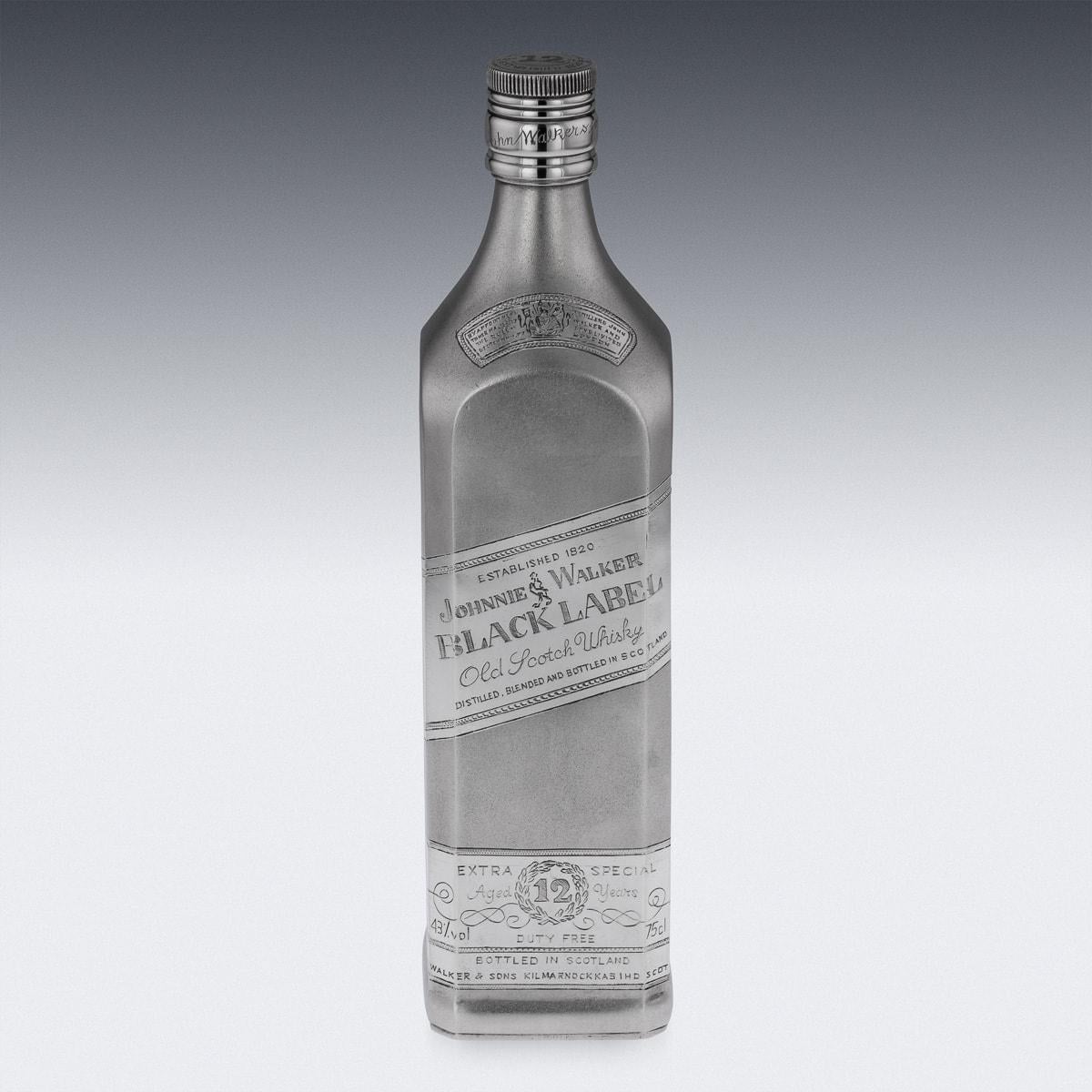 Britannique Grand flacon de whisky Johnnie Walker en argent massif fantaisie du 20ème siècle en vente