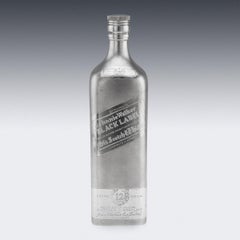 Novedad del siglo XX Botella grande de whisky Johnnie Walker de un litro, de plata maciza